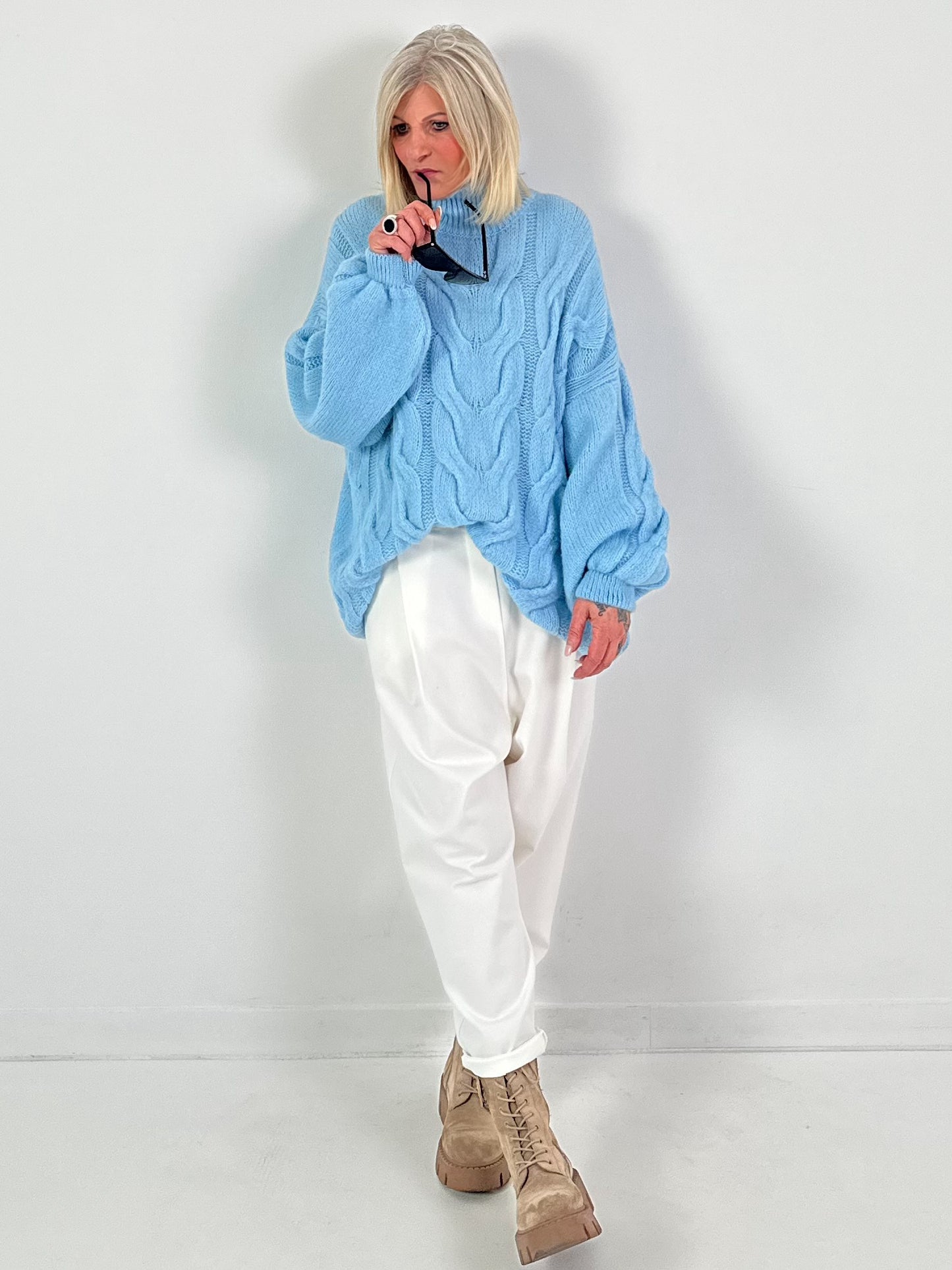 Lässiger Pullover mit Zopfmuster Modell "Pure Cable" - eisblau