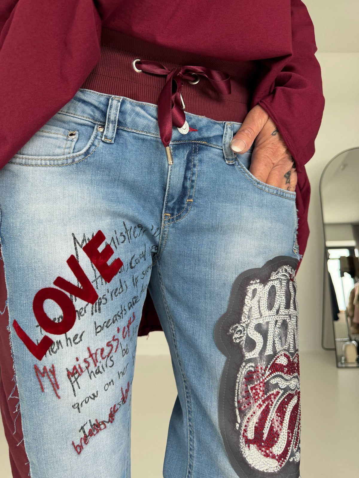 Jogg-Jeans im Used Look Love & Rock - denim-burgundi