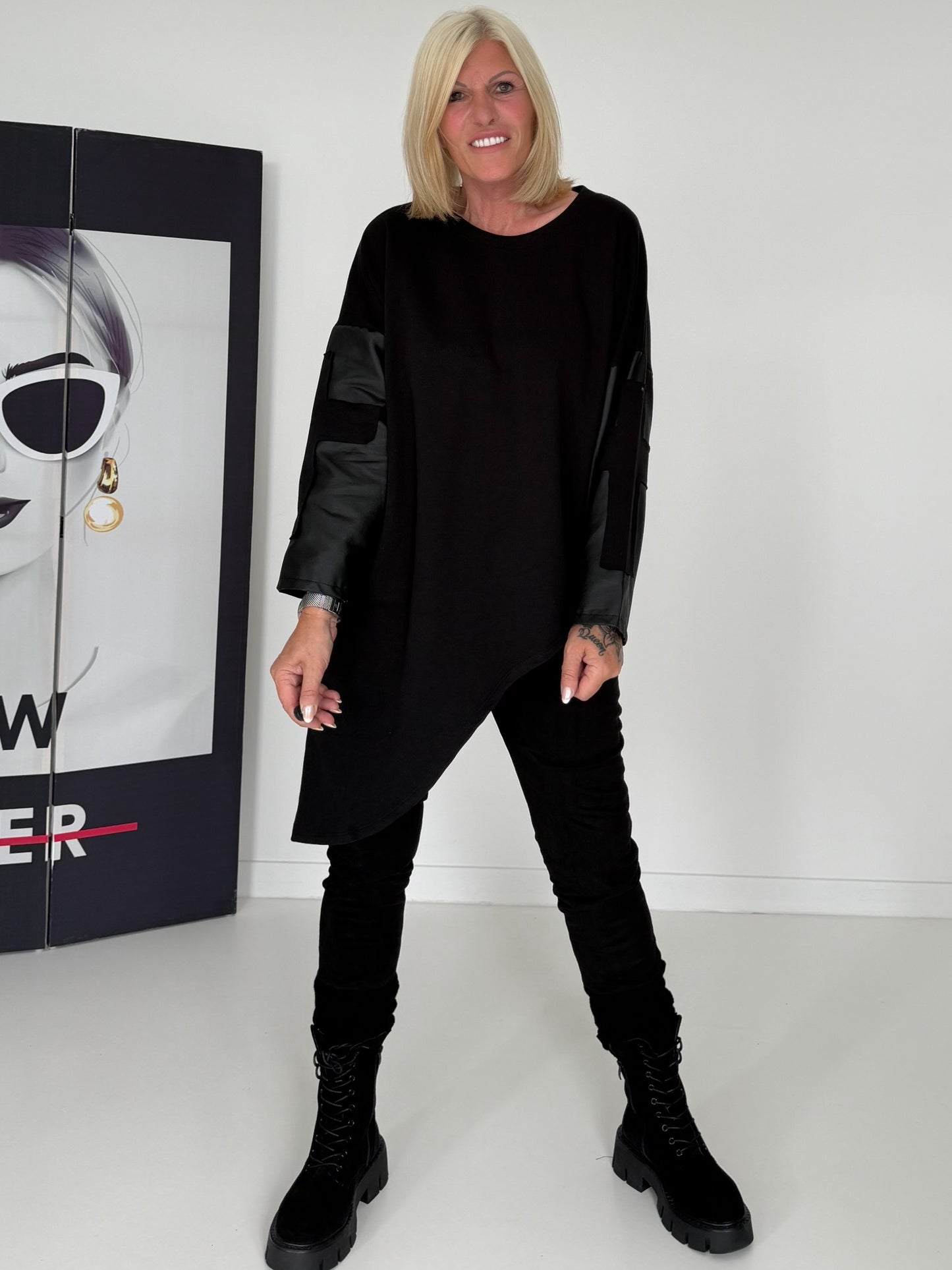 Asymmetrischer Sweater mit Kreuz- und Lederoptik-Details - schwarz