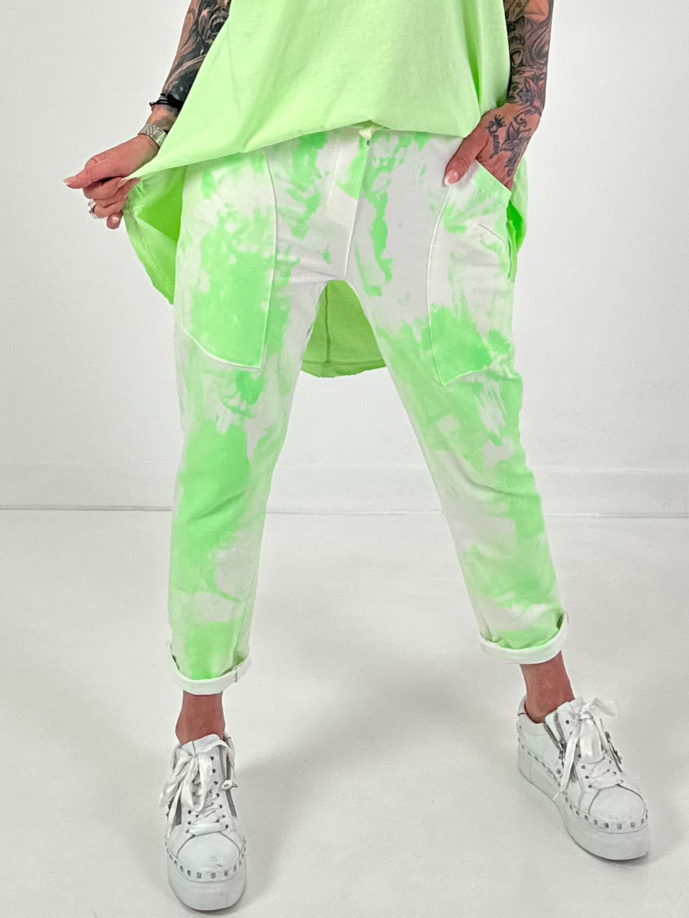 Batik-Hose mit tiefen Taschen - weiss-neongrün