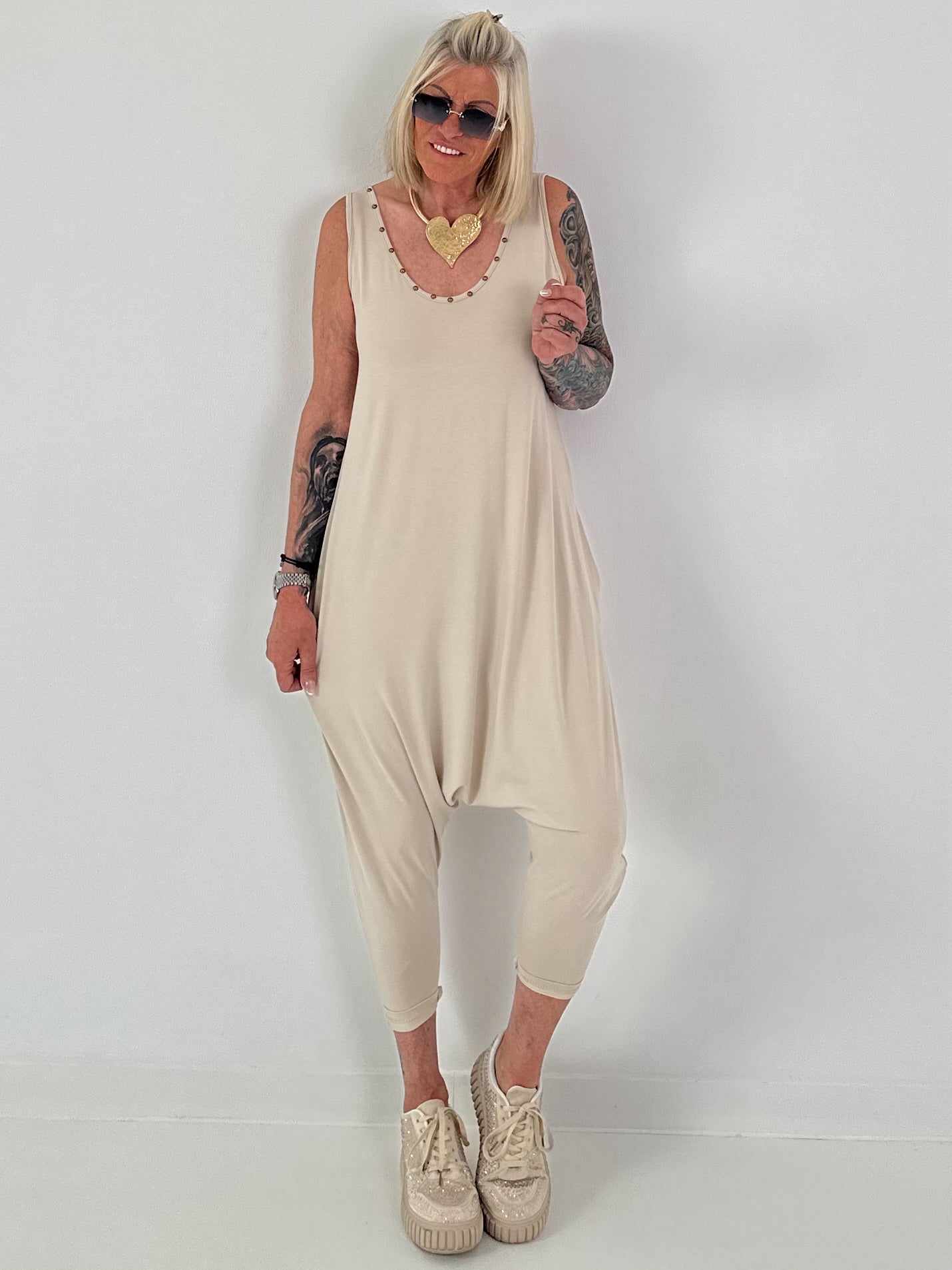 Jumpsuit mit Nieten- beige