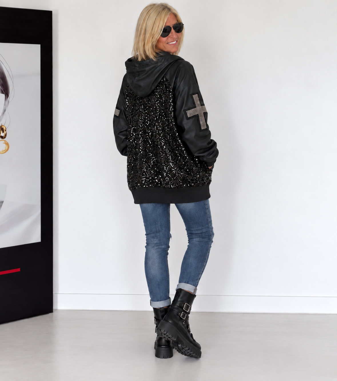 Jacke im Materialmix mit Pailletten und Strasskreuz - schwarz