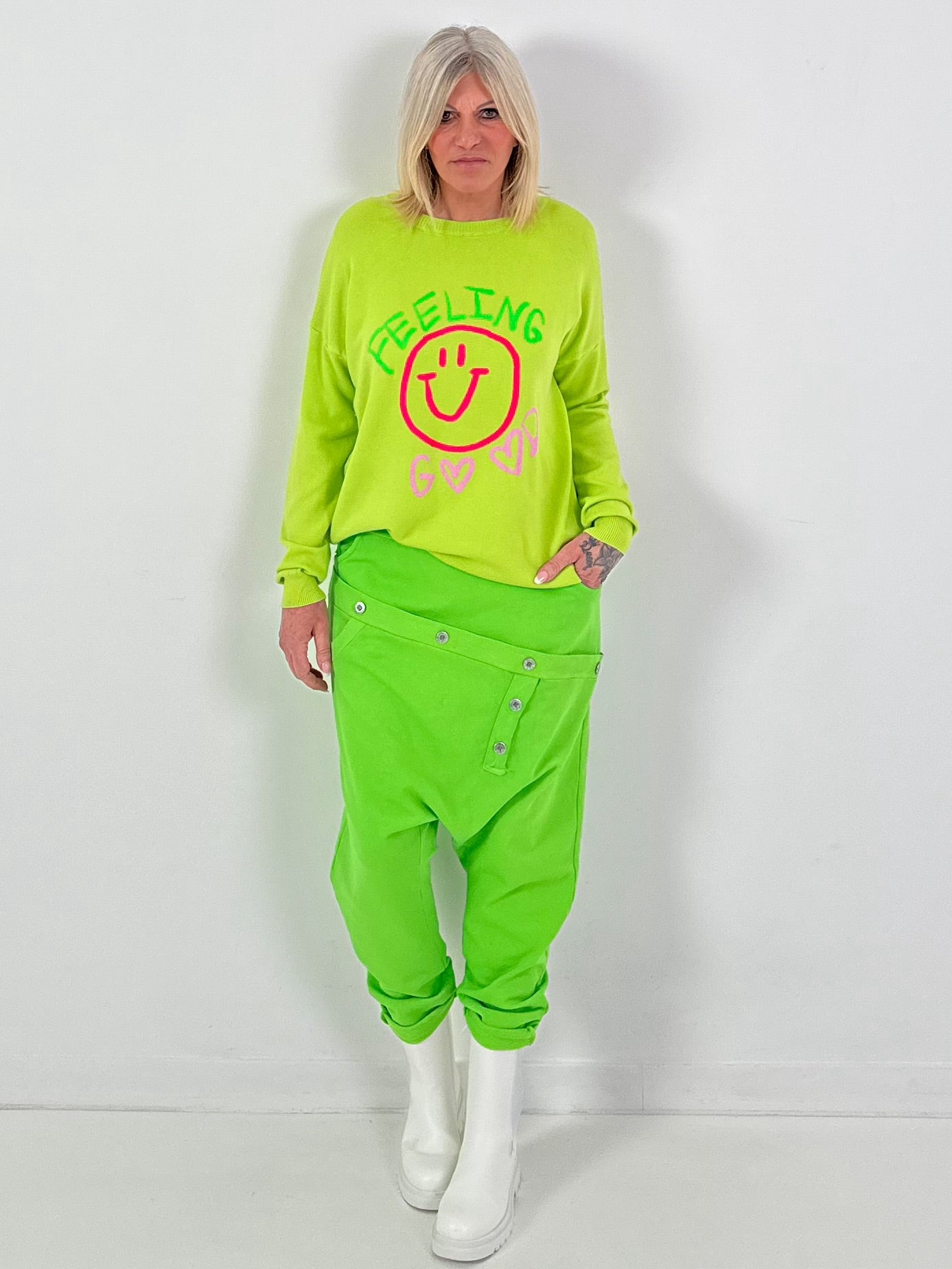 Baggy Hose Modell "Button-Belt" - apfelgrün ( lieferbar ab ca. 12.12.25)