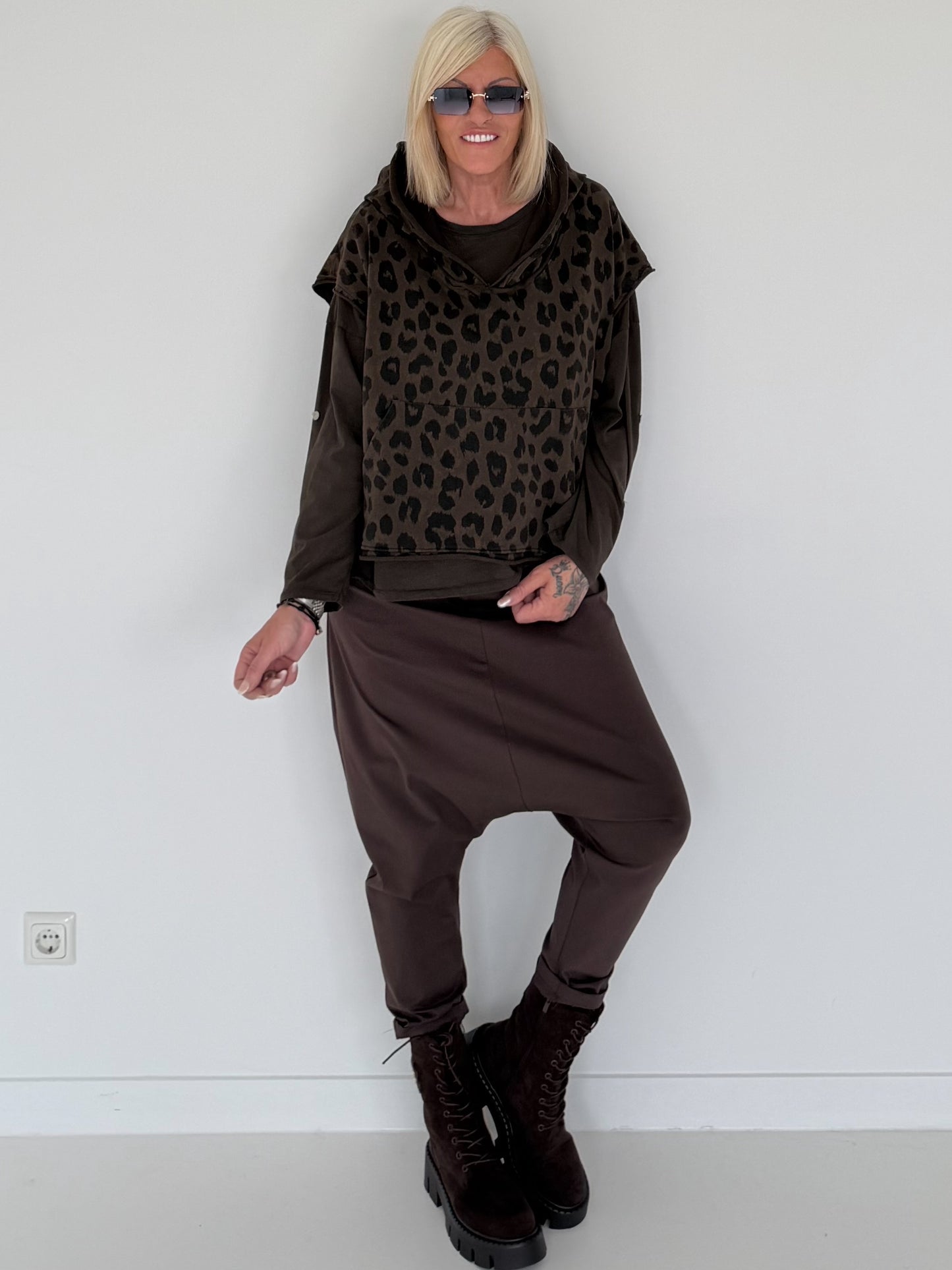 Kurzarm-Hoodie mit All Over Leo-Print - mokka