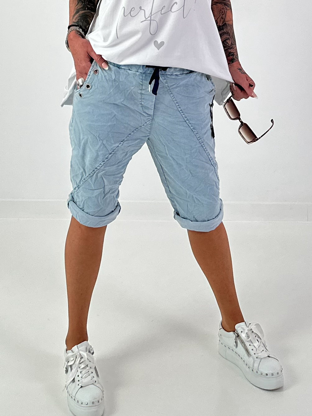 Short baggy jeans with eyelet details - light blue (available from 05/15/26)