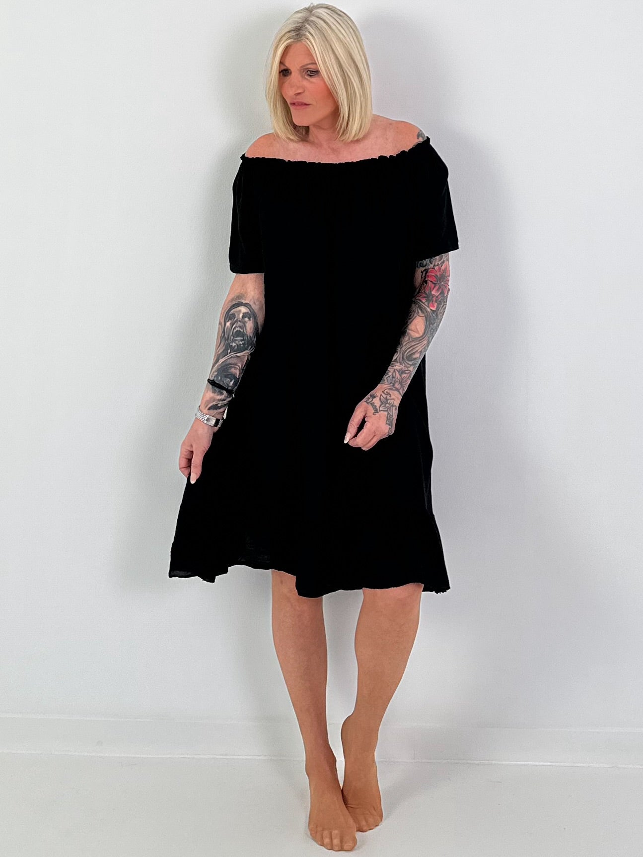 Dress with short sleeves and flounce - black