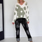 Pullover mit V-Ausschnitt und Art-Print - ecru-oliv