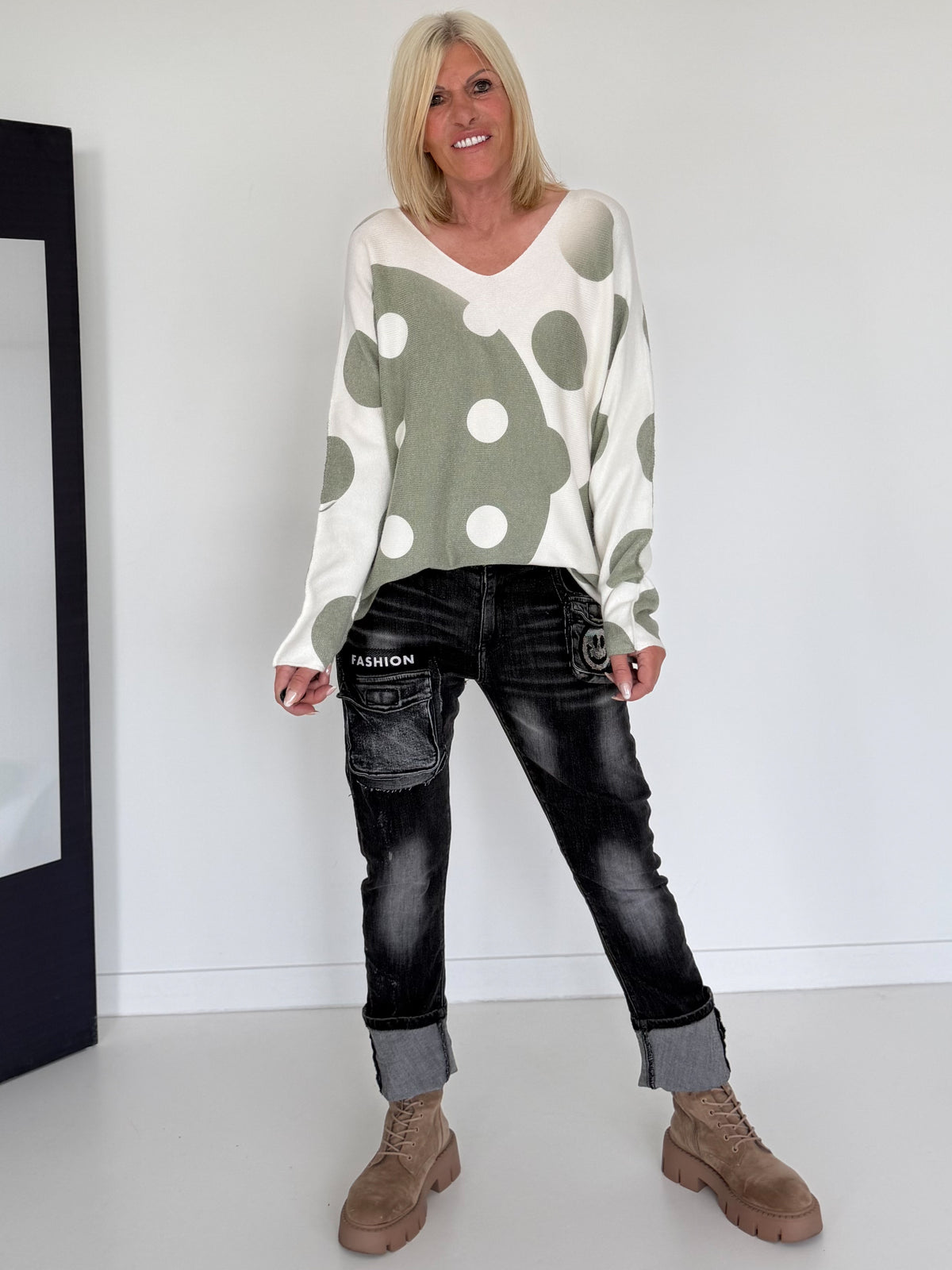 Pullover mit V-Ausschnitt und Art-Print - ecru-oliv