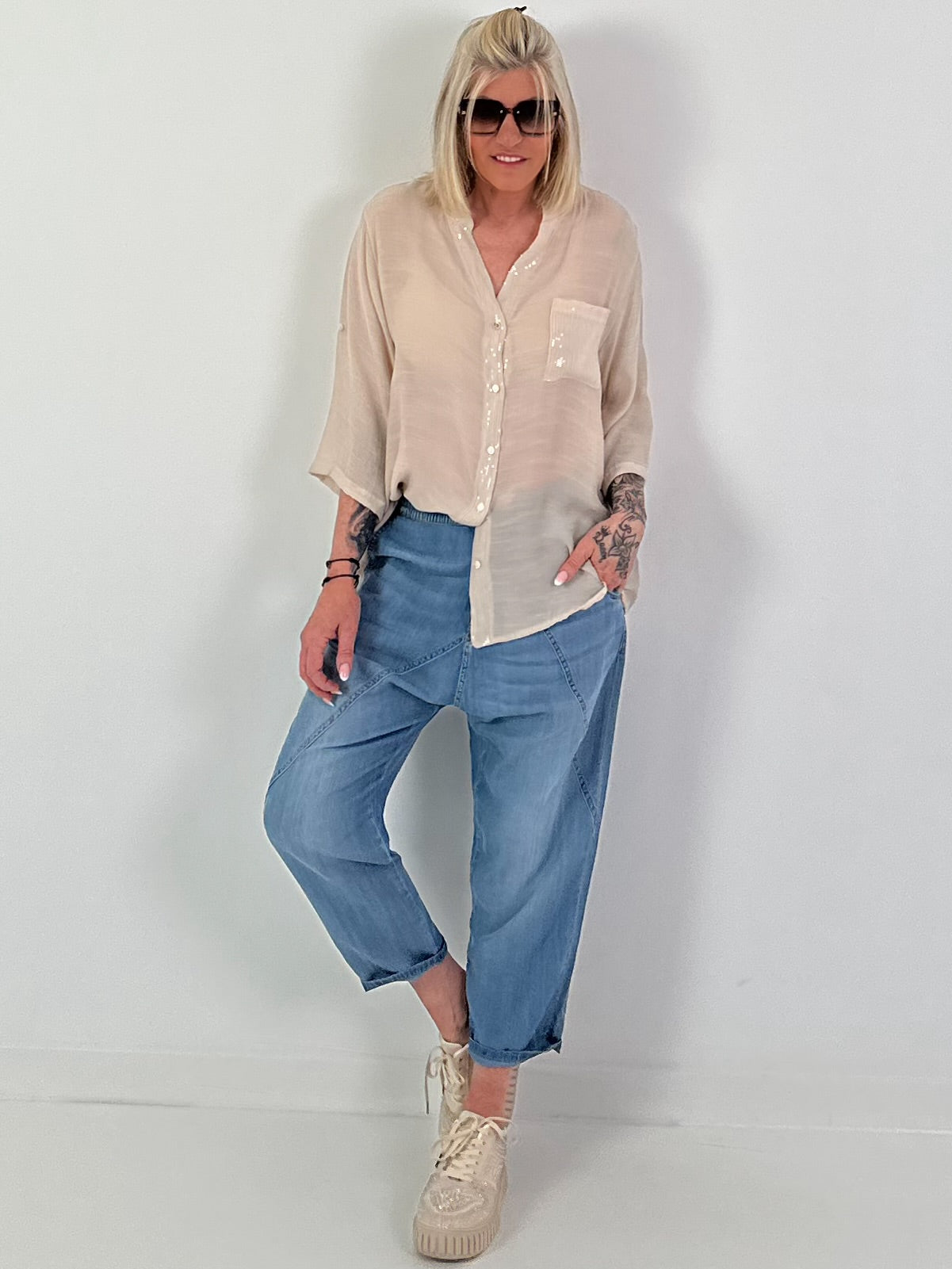 Bluse mit Pailletten und Häkel Details - beige