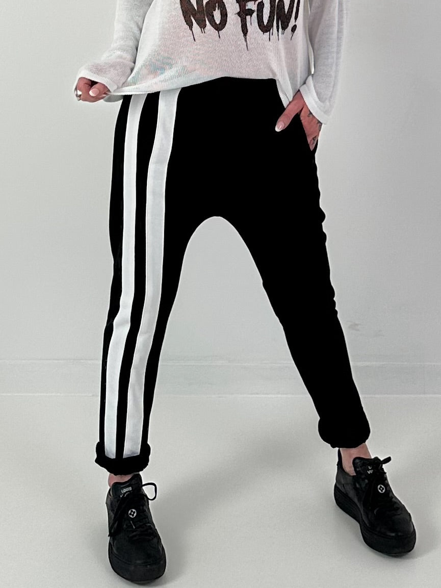 Hose mit seitlich verlaufenden Streifendetails - schwarz ( lieferbar ab 08.03.26)