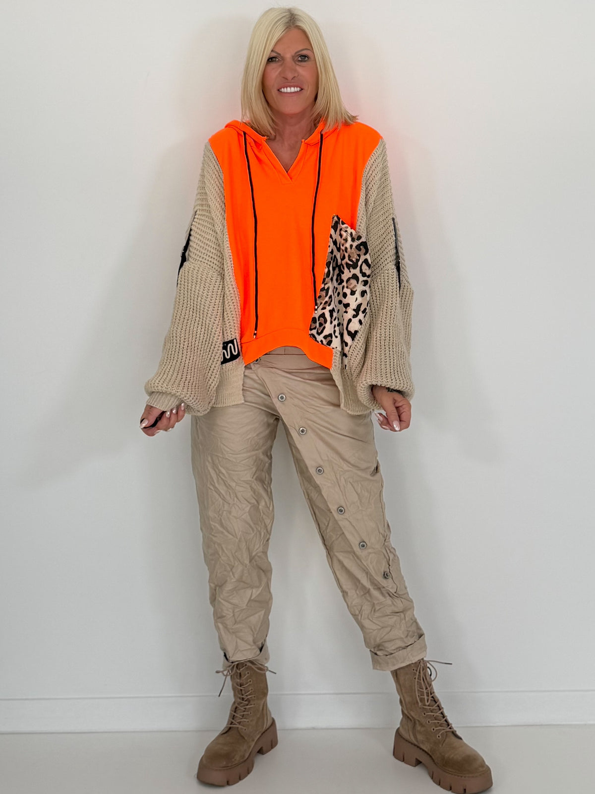 Oversized Grobstrick-Hoodie mit Sweat-Einsatz  - neonorange-beige ( lieferbar ab ca. 27.09.26)