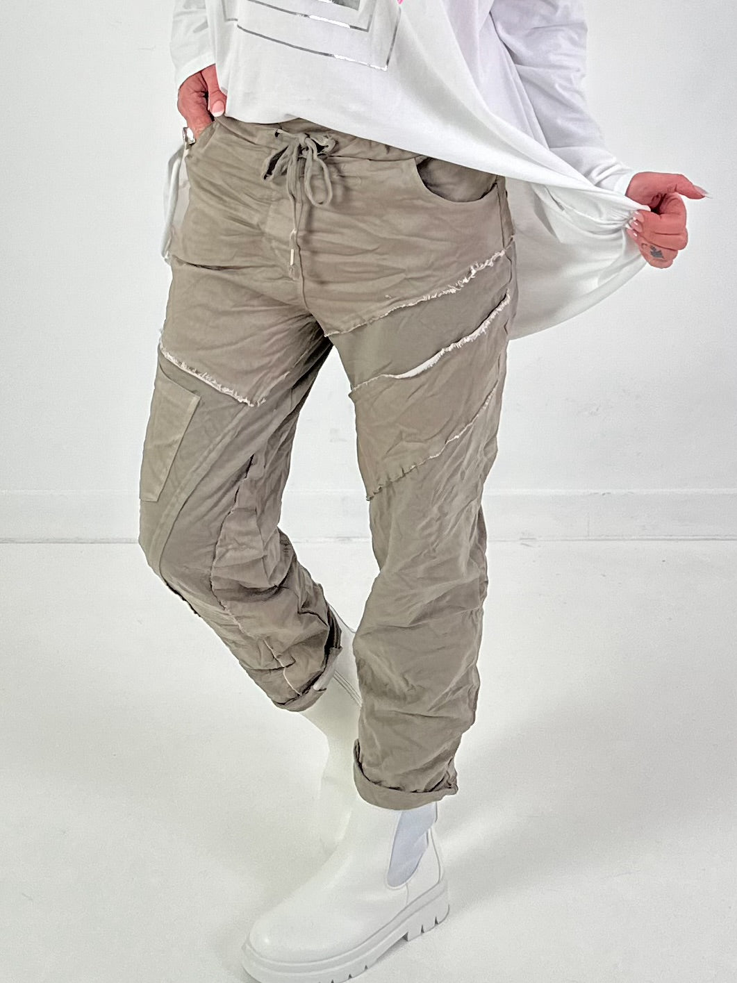 Hose Modell "Rough Flow" - taupe