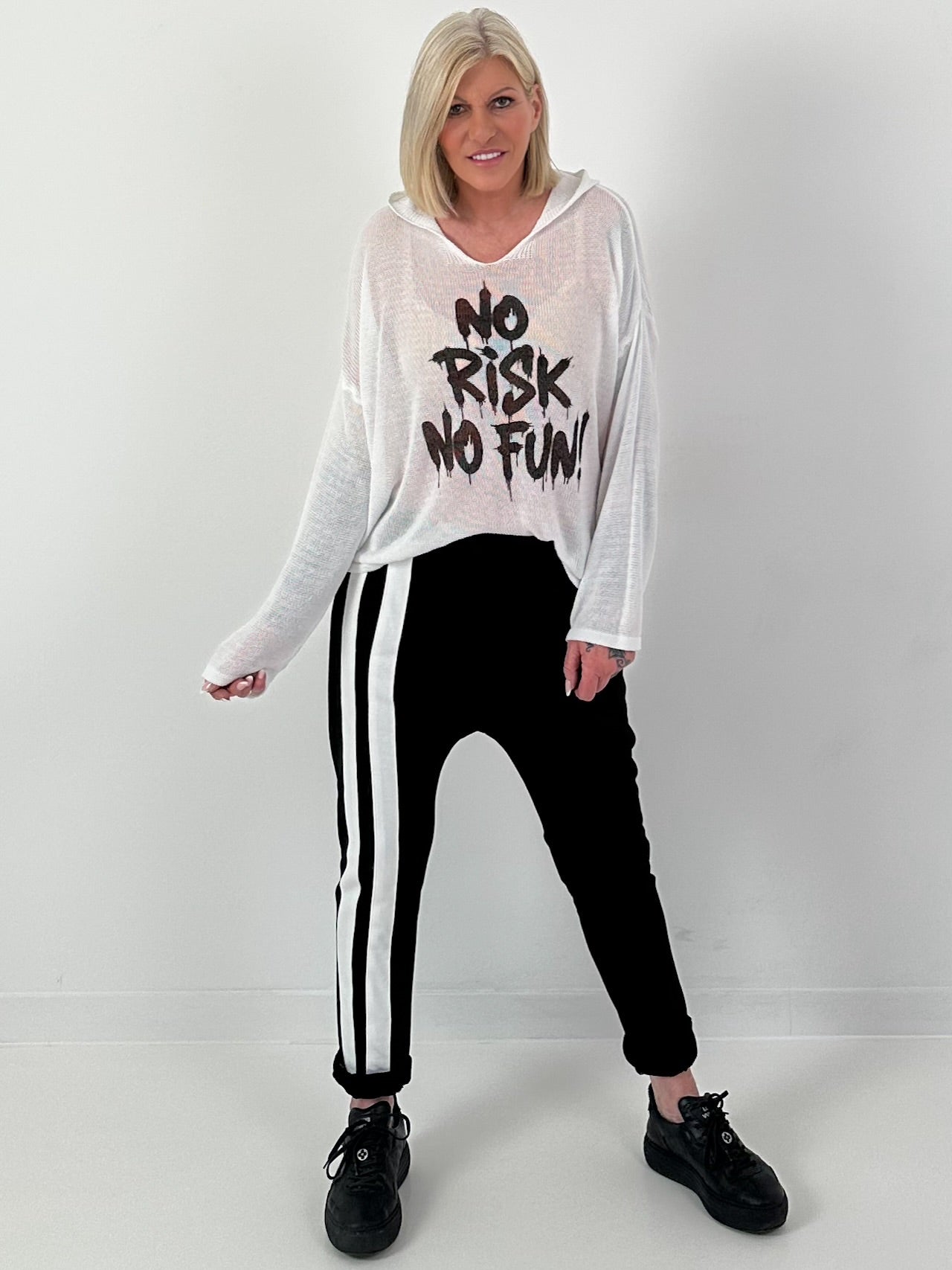 Leichter Strickpulli mit Kapuze No Risk No Fun - weiss