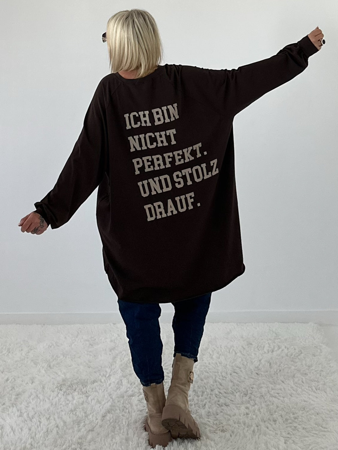Oversized Shirt mit Statement Spruch auf dem Rücken - mokka