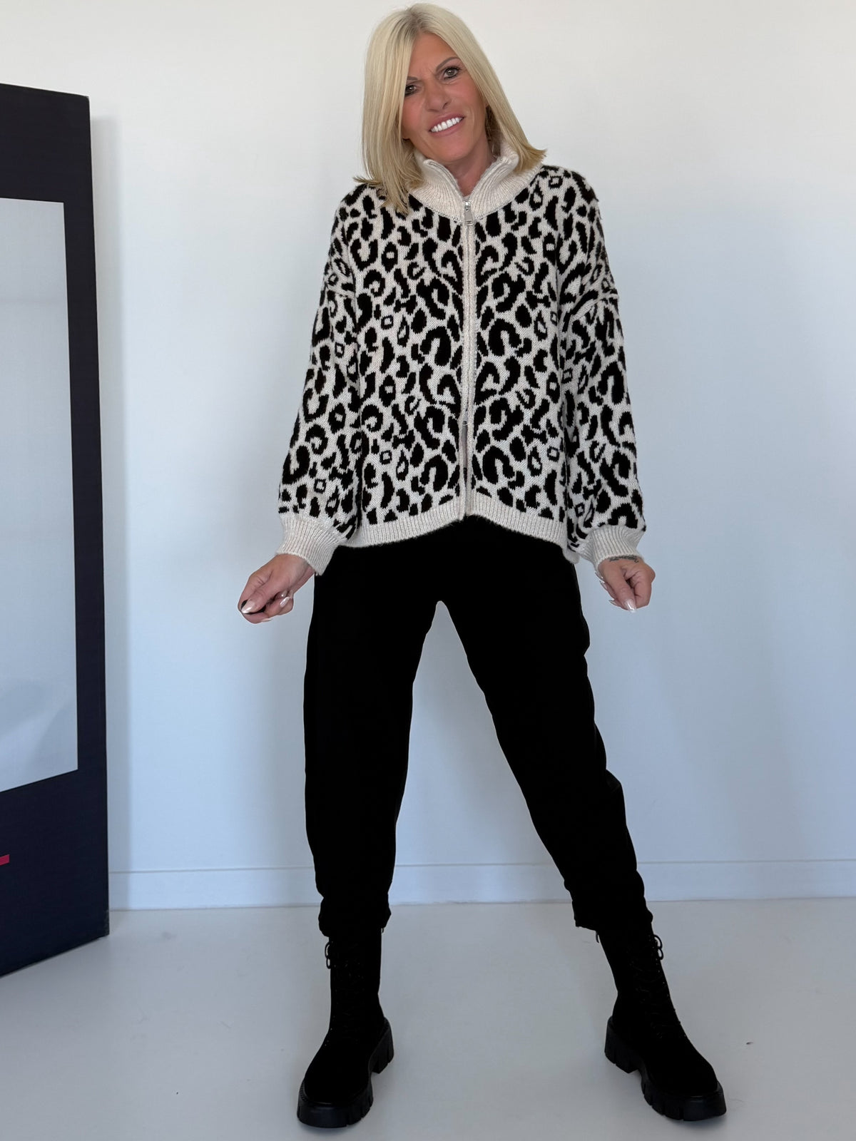 Strickjacke im Leo-Style - schwarz-beige