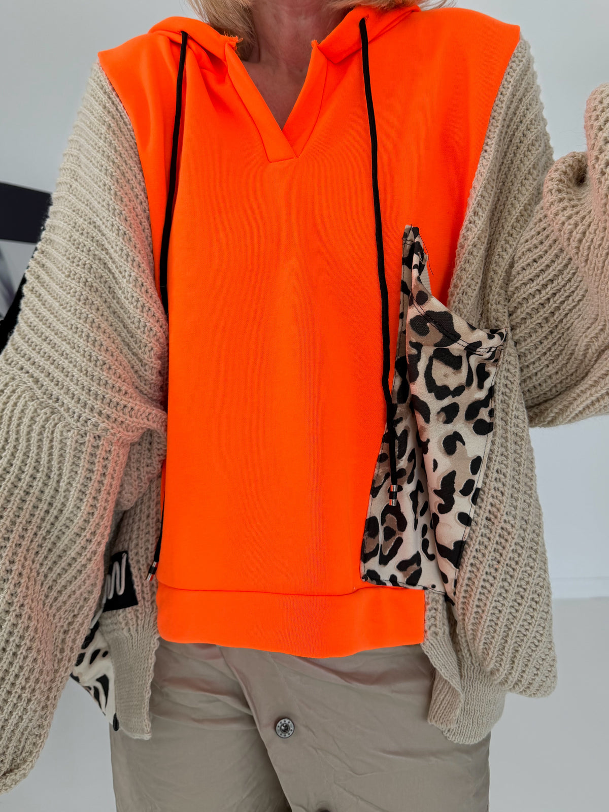 Oversized Grobstrick-Hoodie mit Sweat-Einsatz  - neonorange-beige ( lieferbar ab ca. 27.09.26)