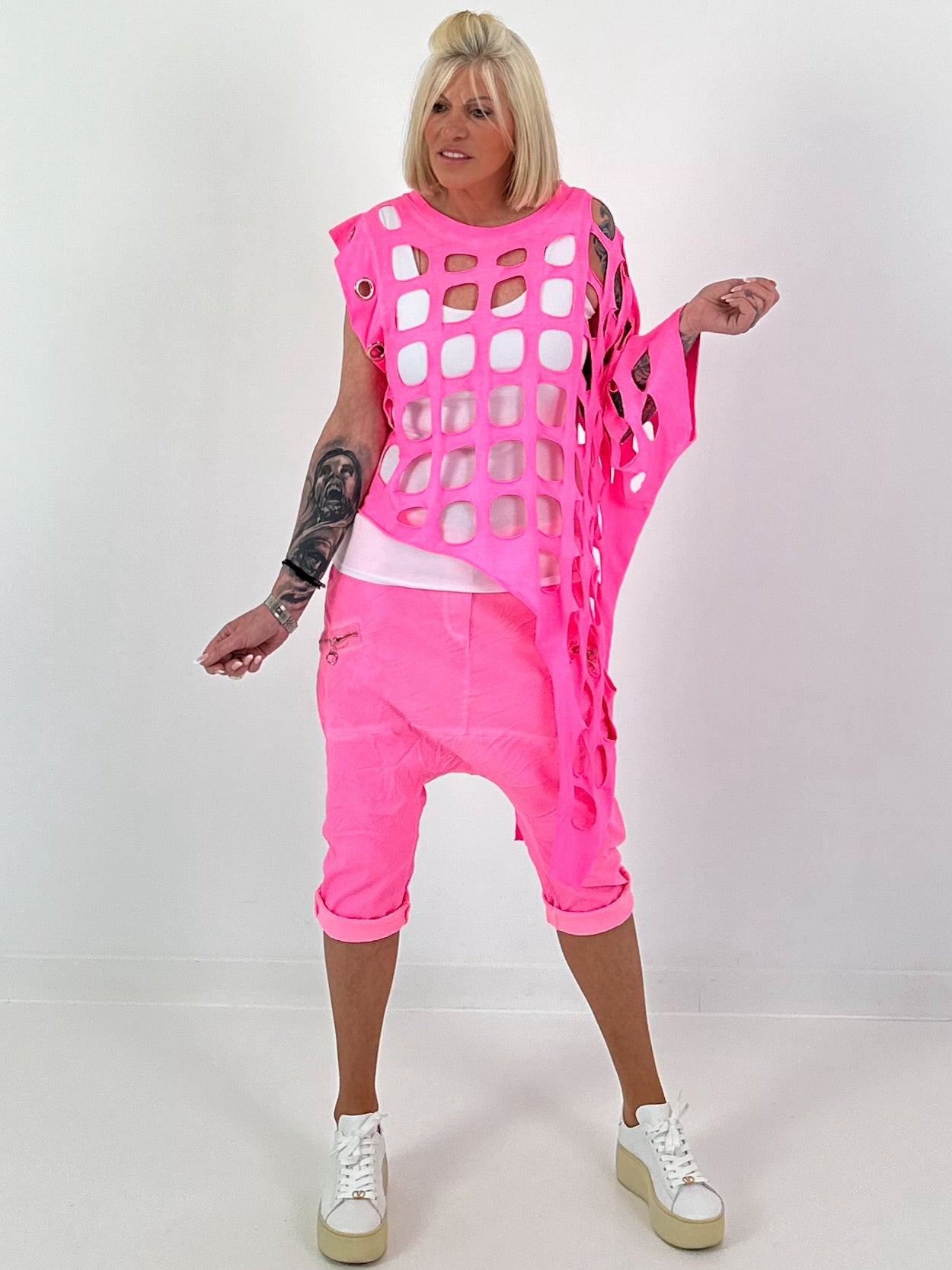 Shirt mit All-Over Cut-Outs und Ösen - neonpink