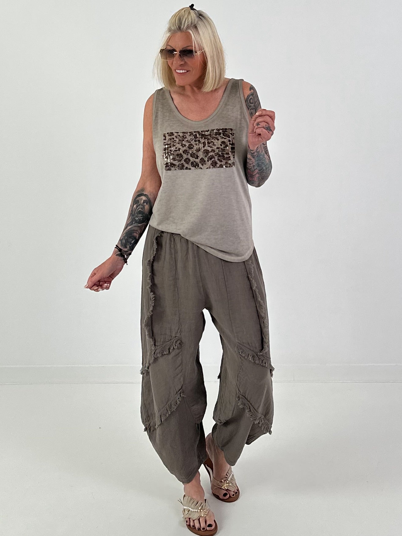 Feinstrick Top mit Leo Patch - taupe