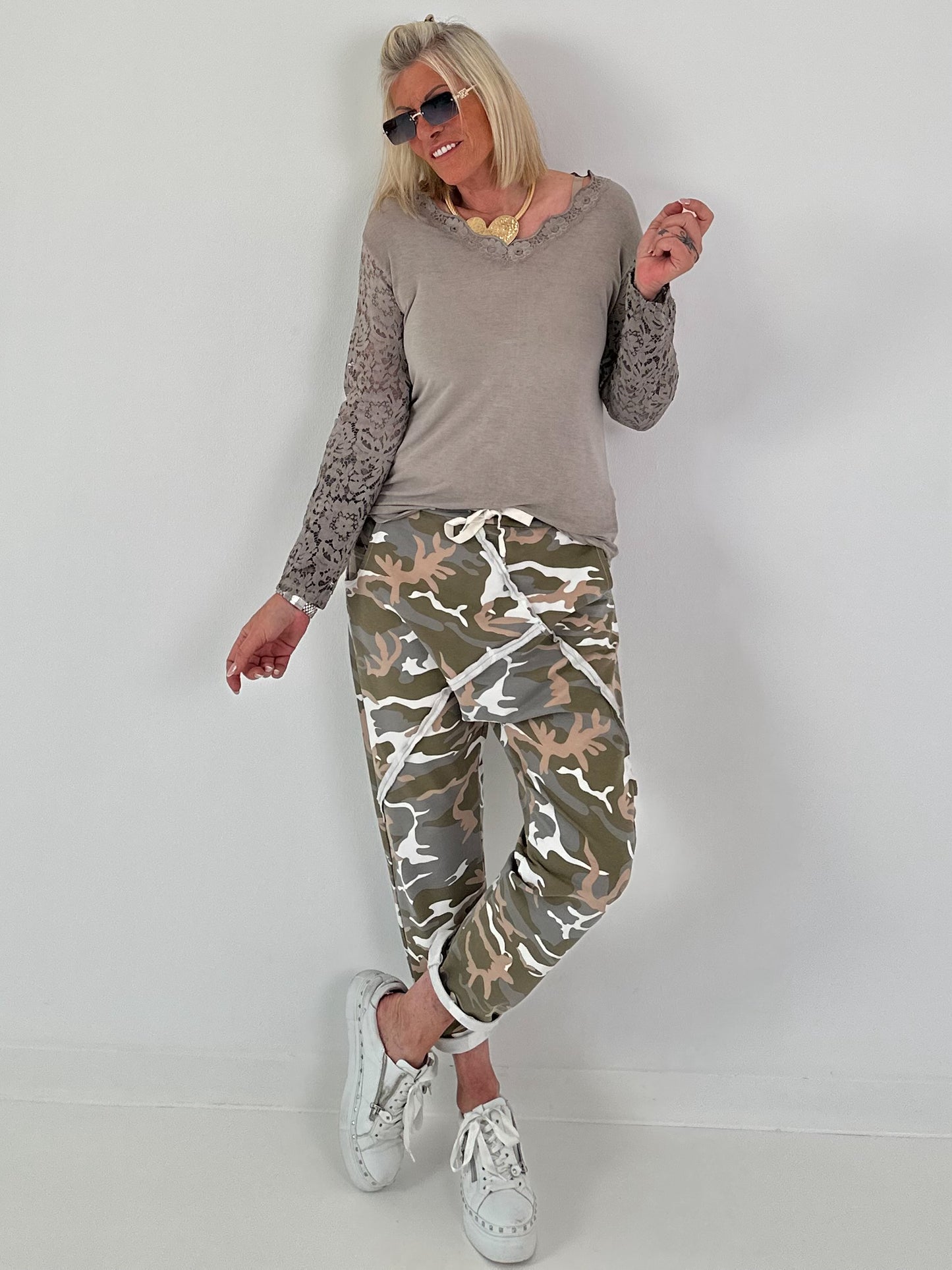 Shirt mit Spitzenarm - taupe