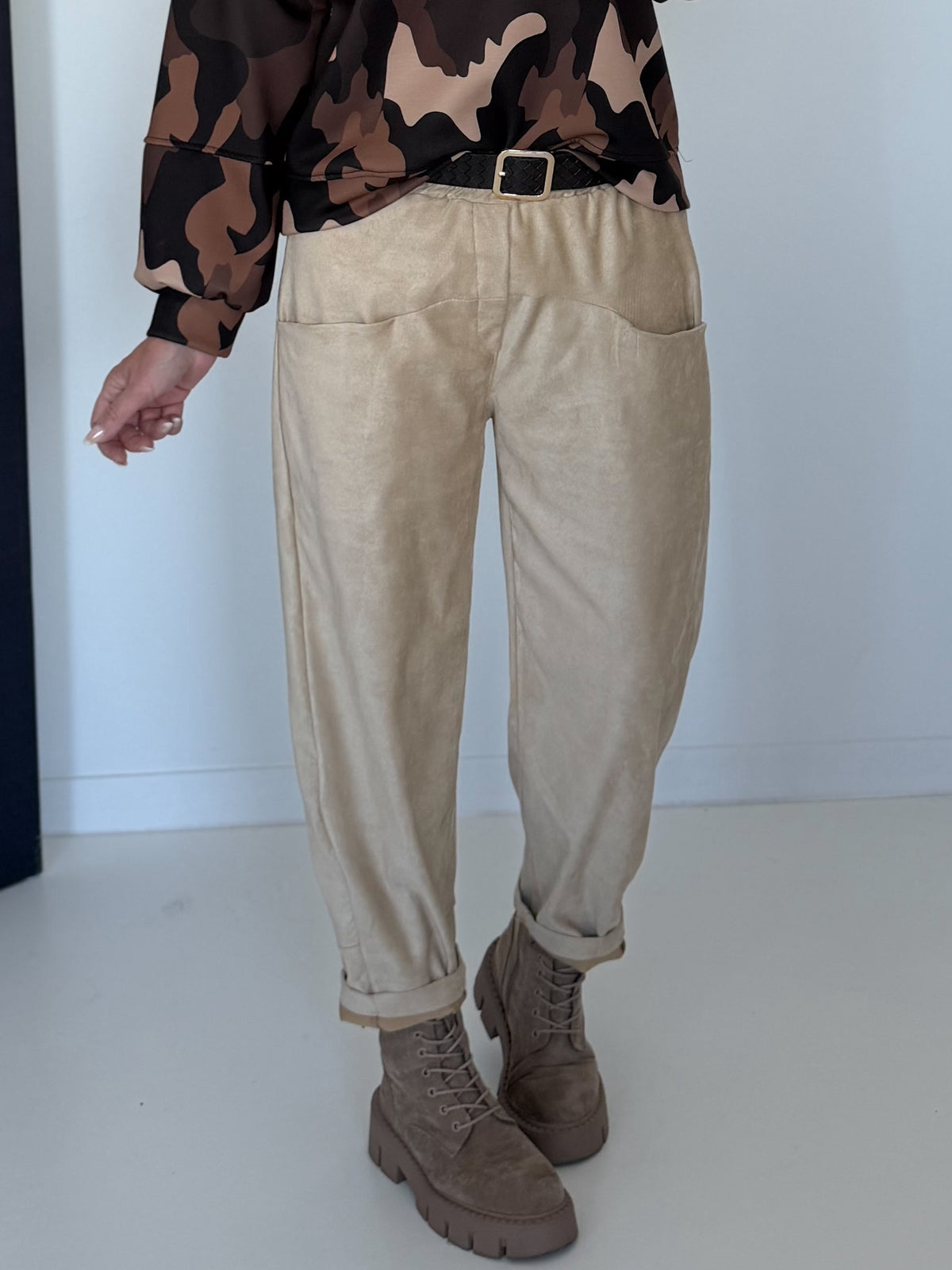 Hose in Wildleder-Optik mit Gürtel - sand