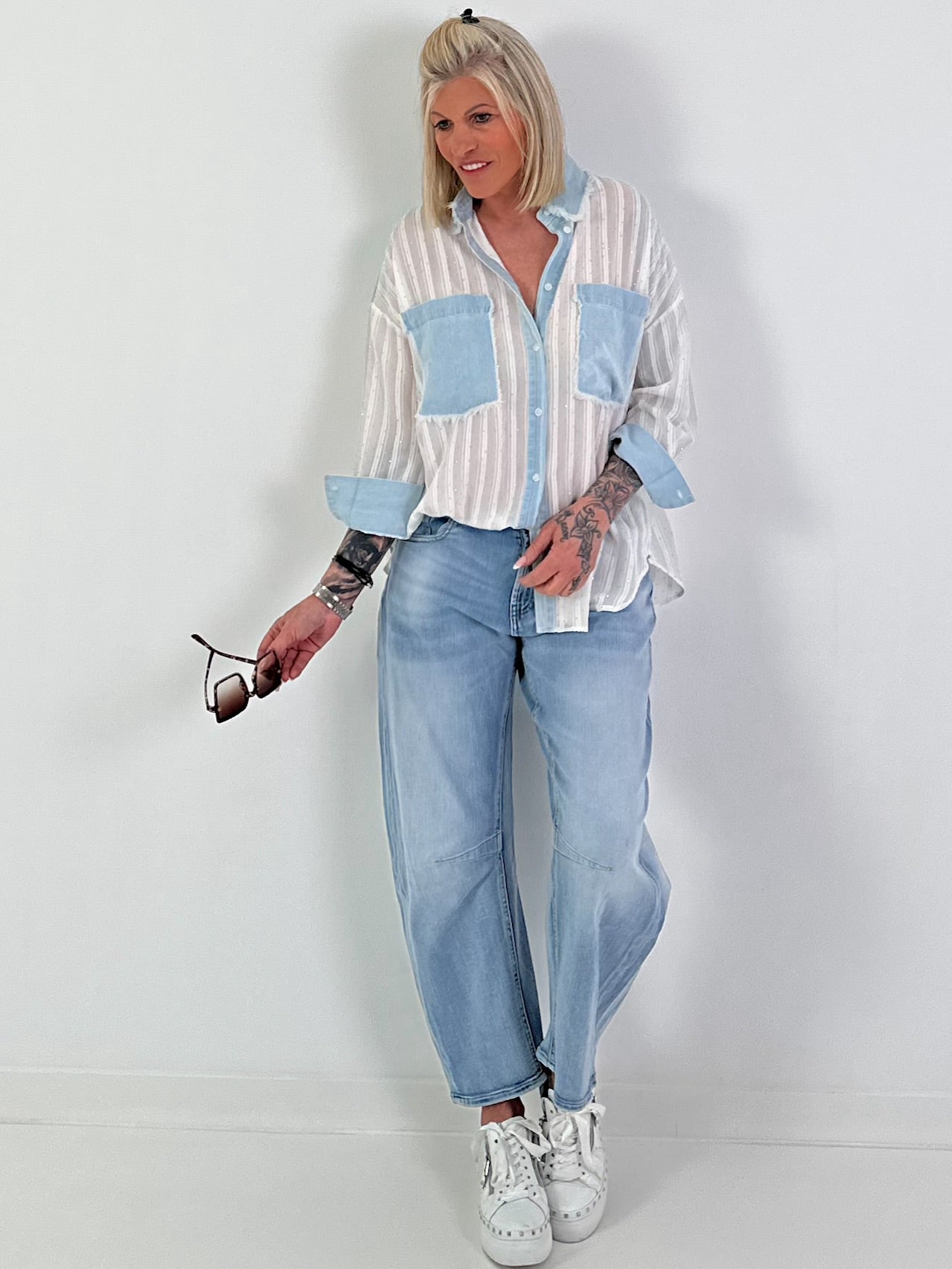 Bluse mit Strasssteinen und Denim-Details - weiss-denim