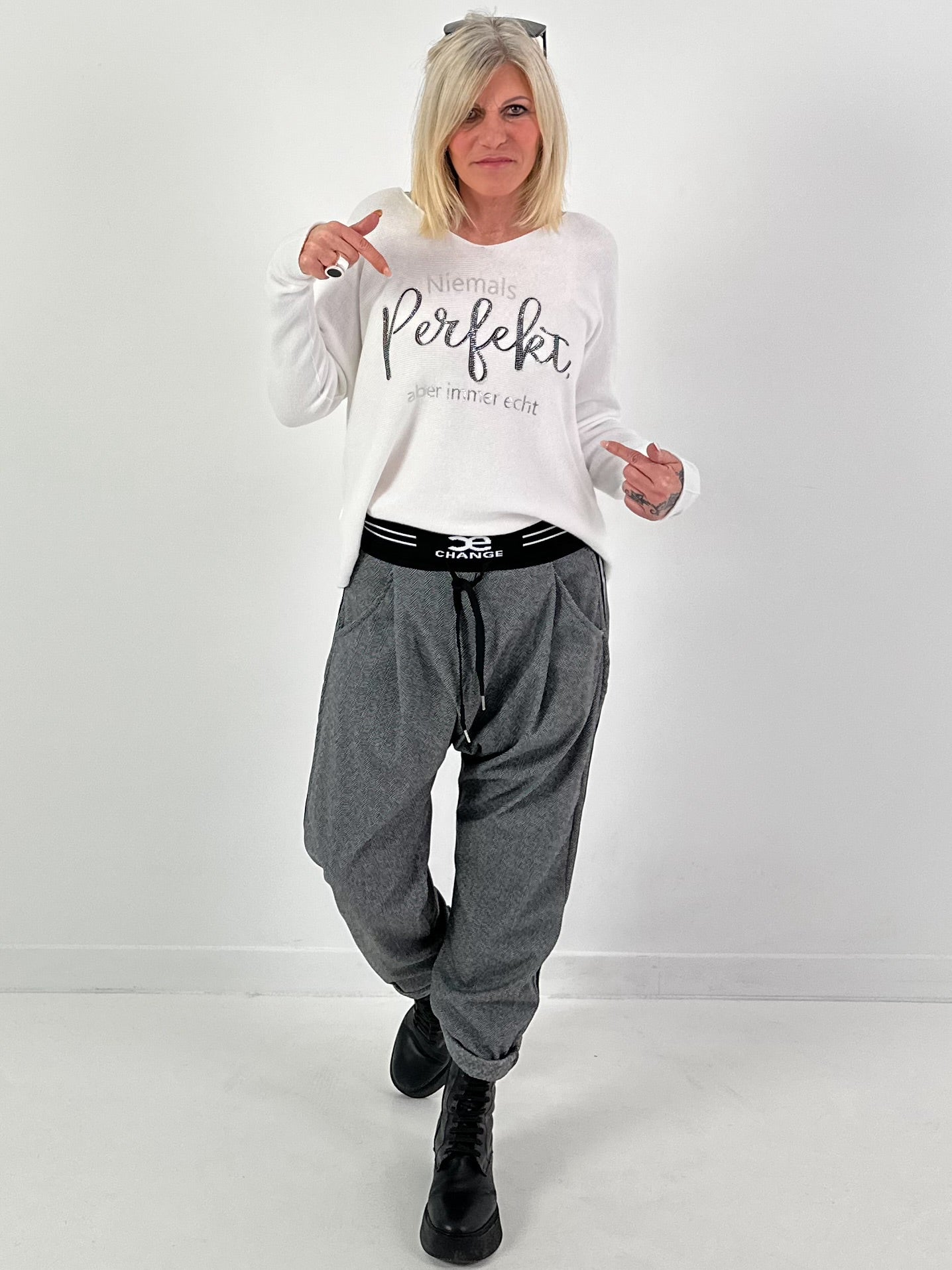 V-hals pullover model "Always Authentic" - wit