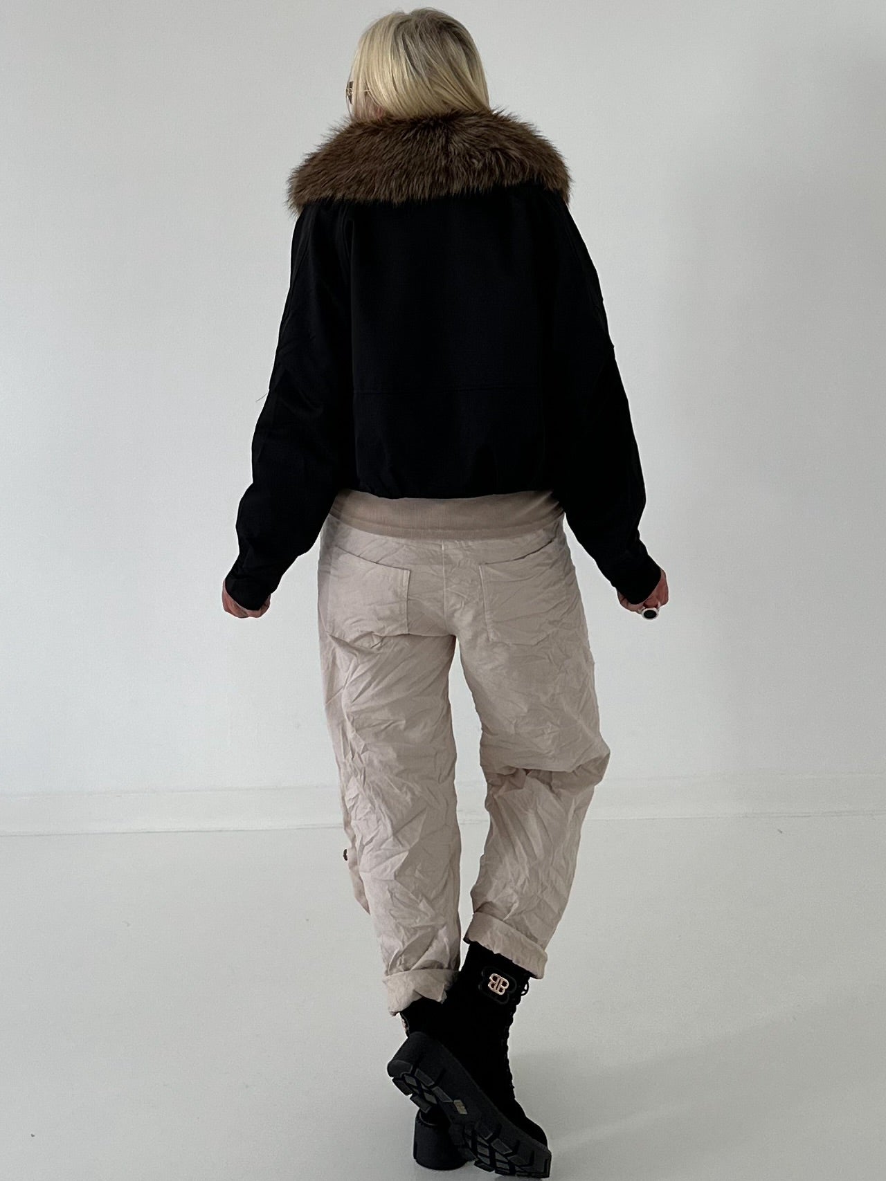 Jacke mit Fellkragen - schwarz