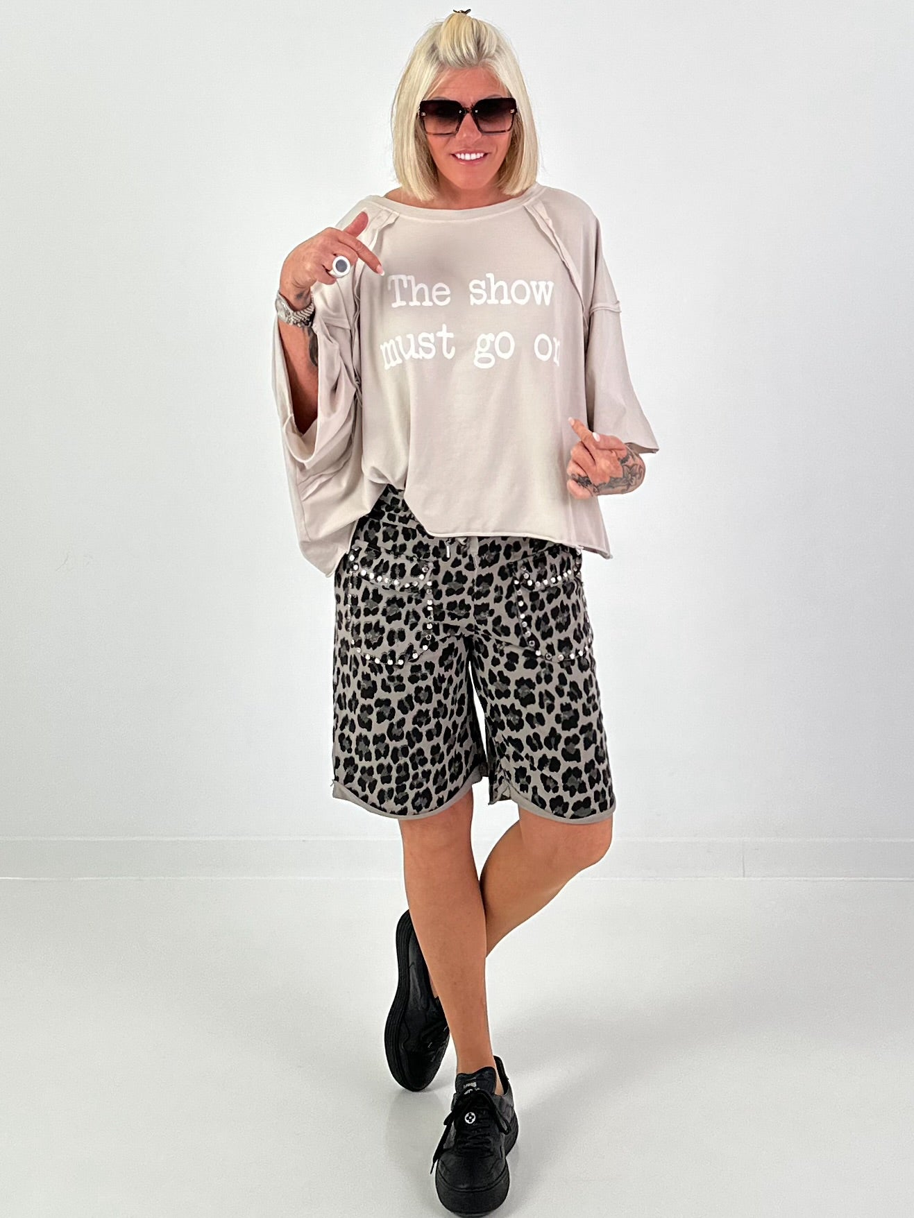 Sweat Short Leo mit Nieten - taupe