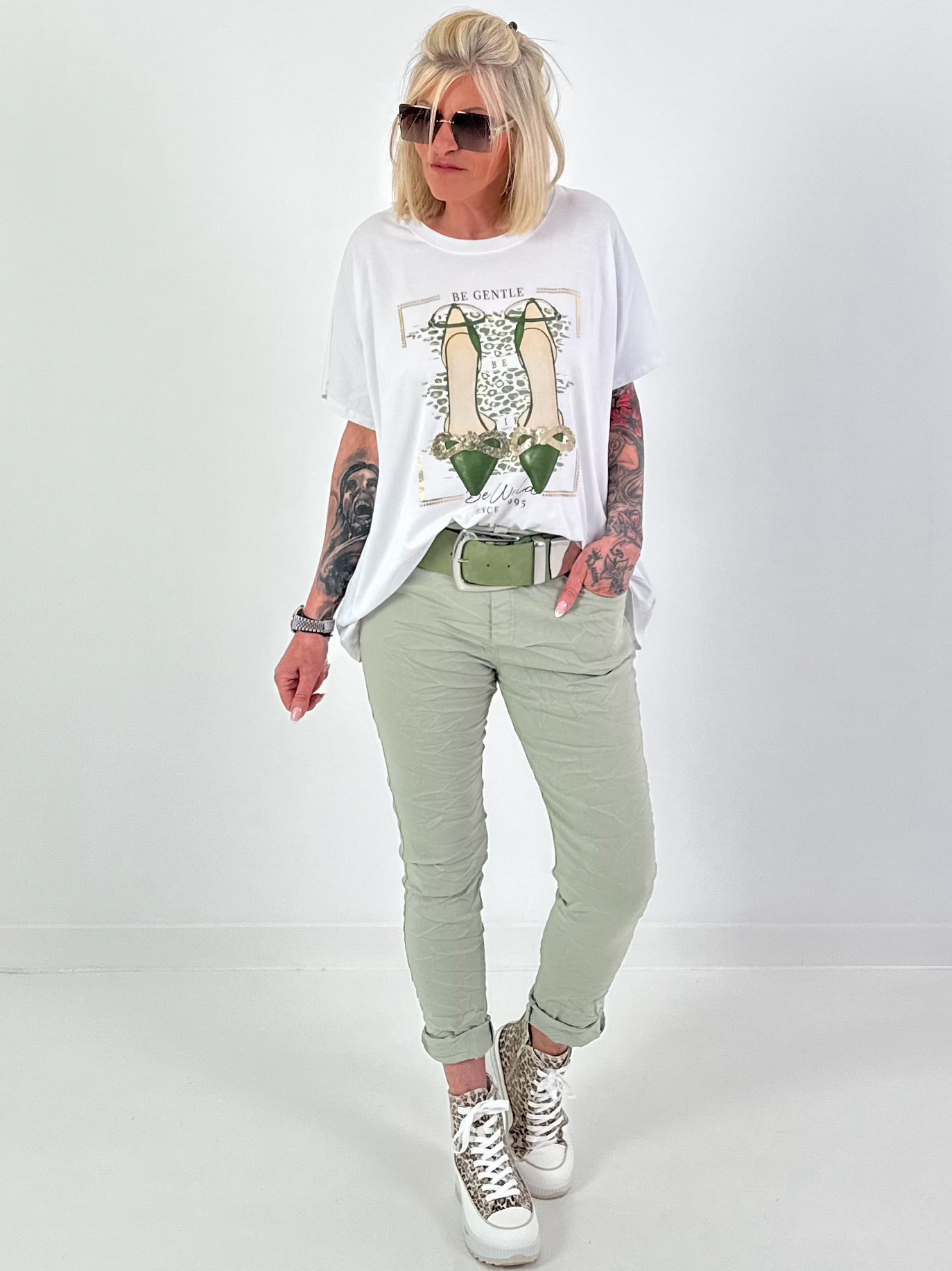 T-Shirt mit Schuhprint - weiss-khaki