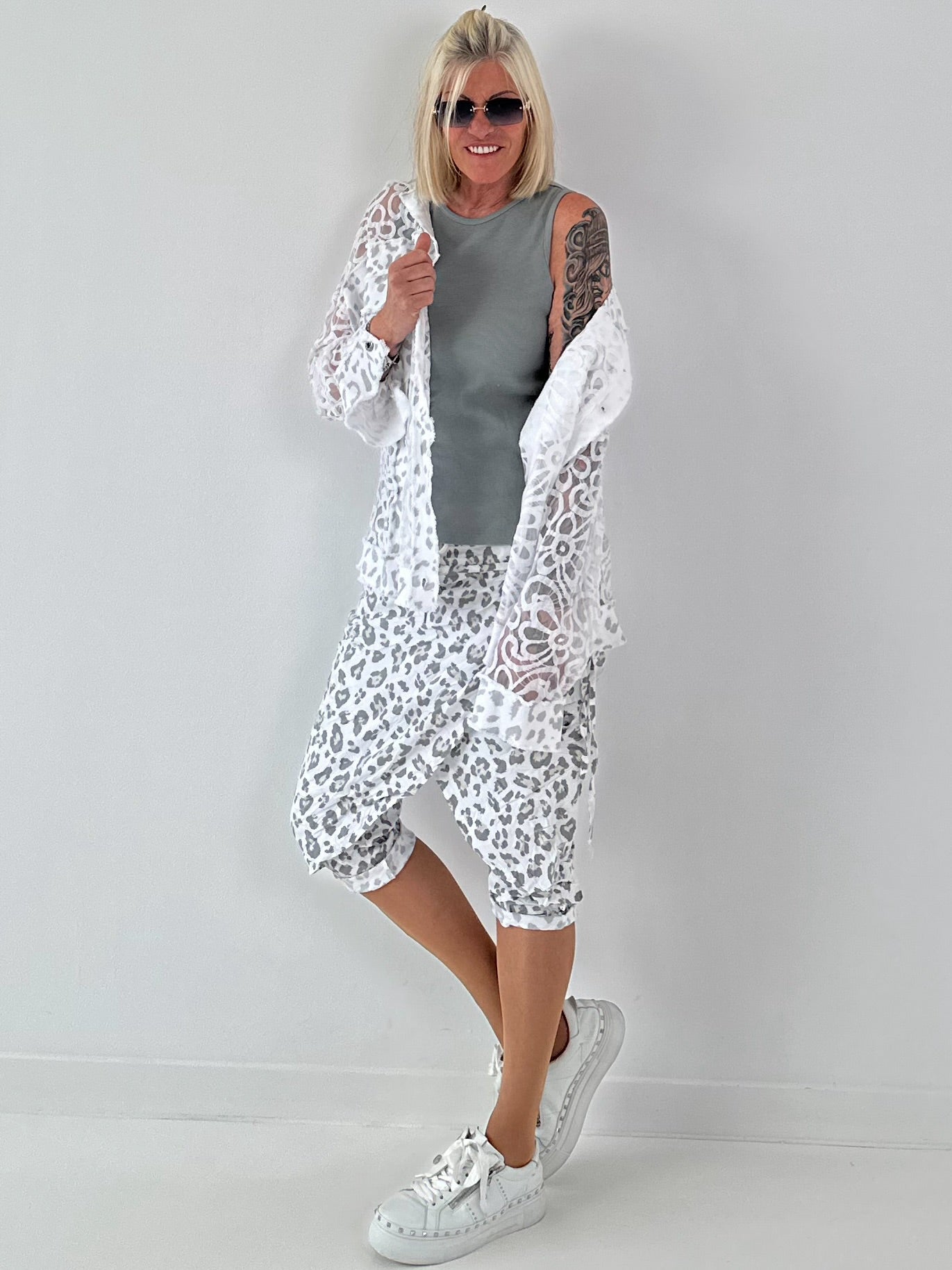 Jeansjacke mit Leo und floralem Netzeinsatz - weiss