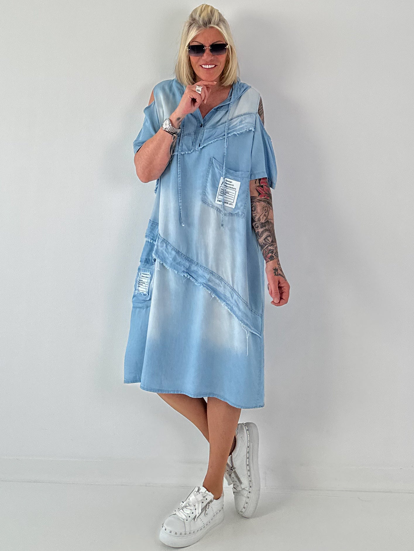 Jeans Kleid mit Kapuze und cold shoulder Details - hellblau