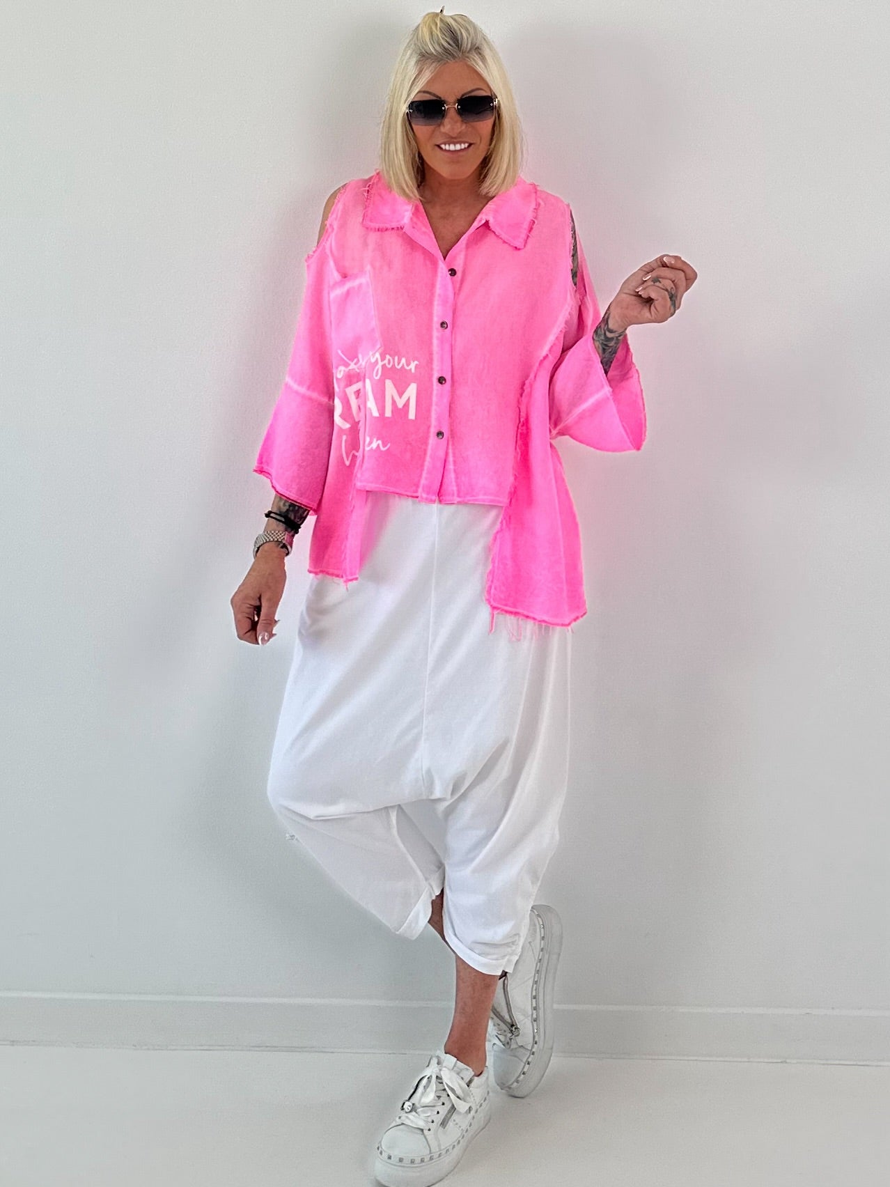 Bluse mit Cold Shoulder und fransigen Abschlüssen - neonpink