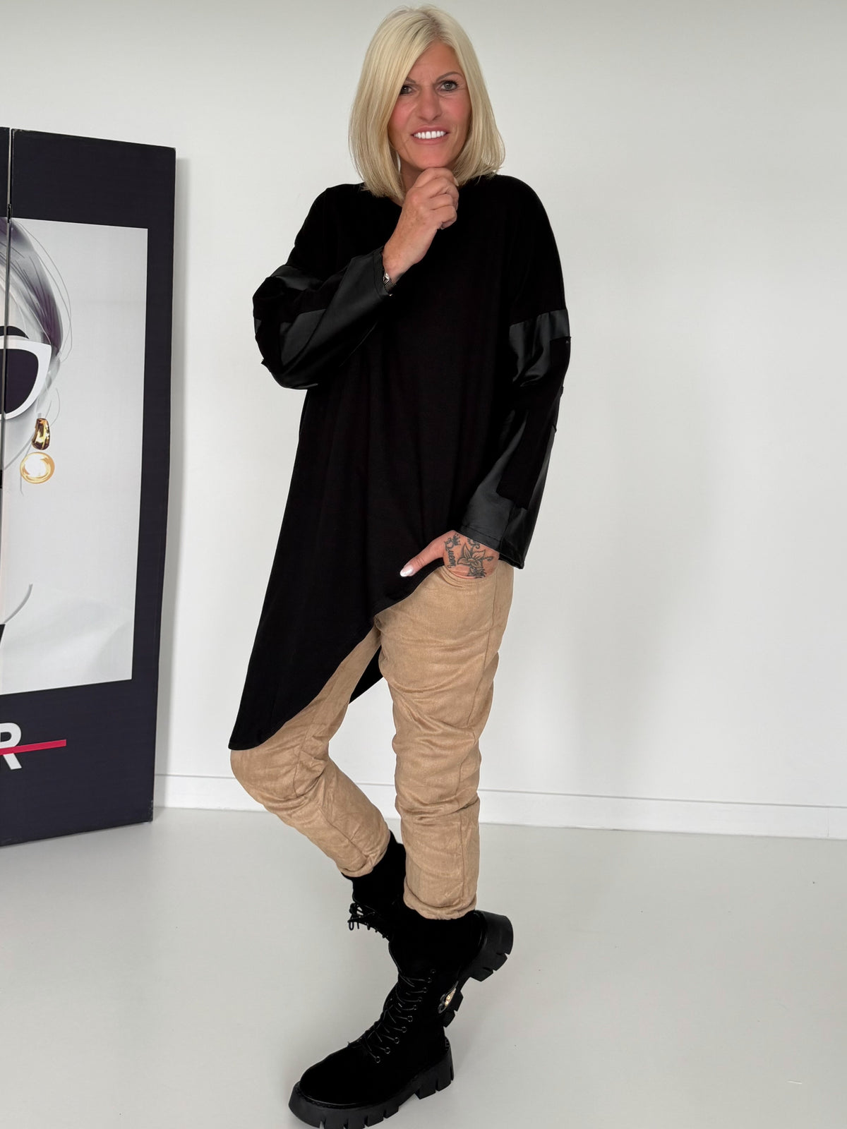 Asymmetrischer Sweater mit Kreuz- und Lederoptik-Details - schwarz
