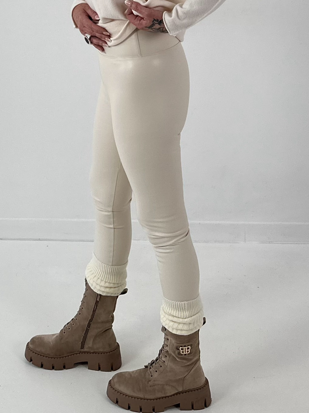 Leggings in leather look model "Matte Move" - ​​ecru