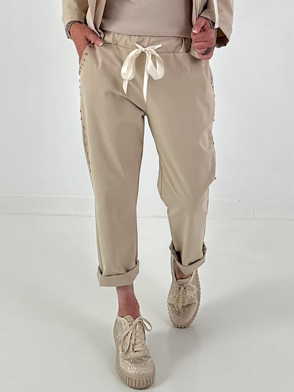 Hose mit goldenen Nieten-Details - beige