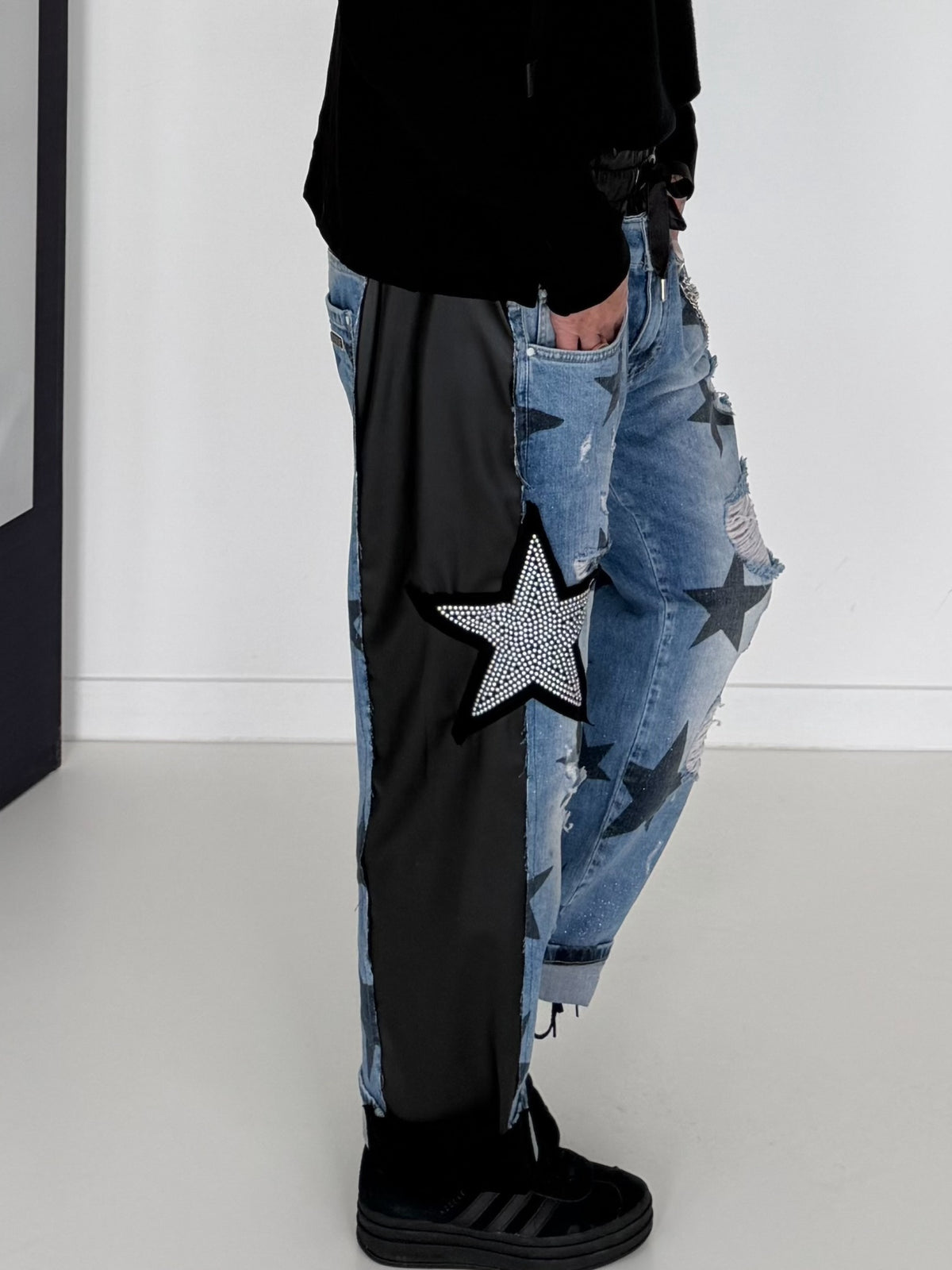 Boyfriend Jeans mit allover Sternen-Print und Ledereinsätzen - schwarz-denim