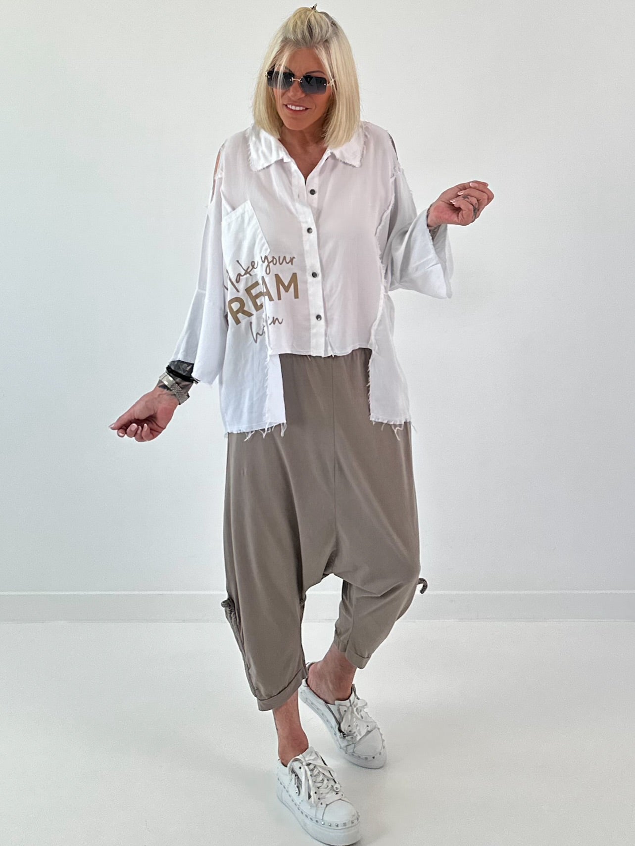 Bluse mit Cold Shoulder und fransigen Abschlüssen - weiss