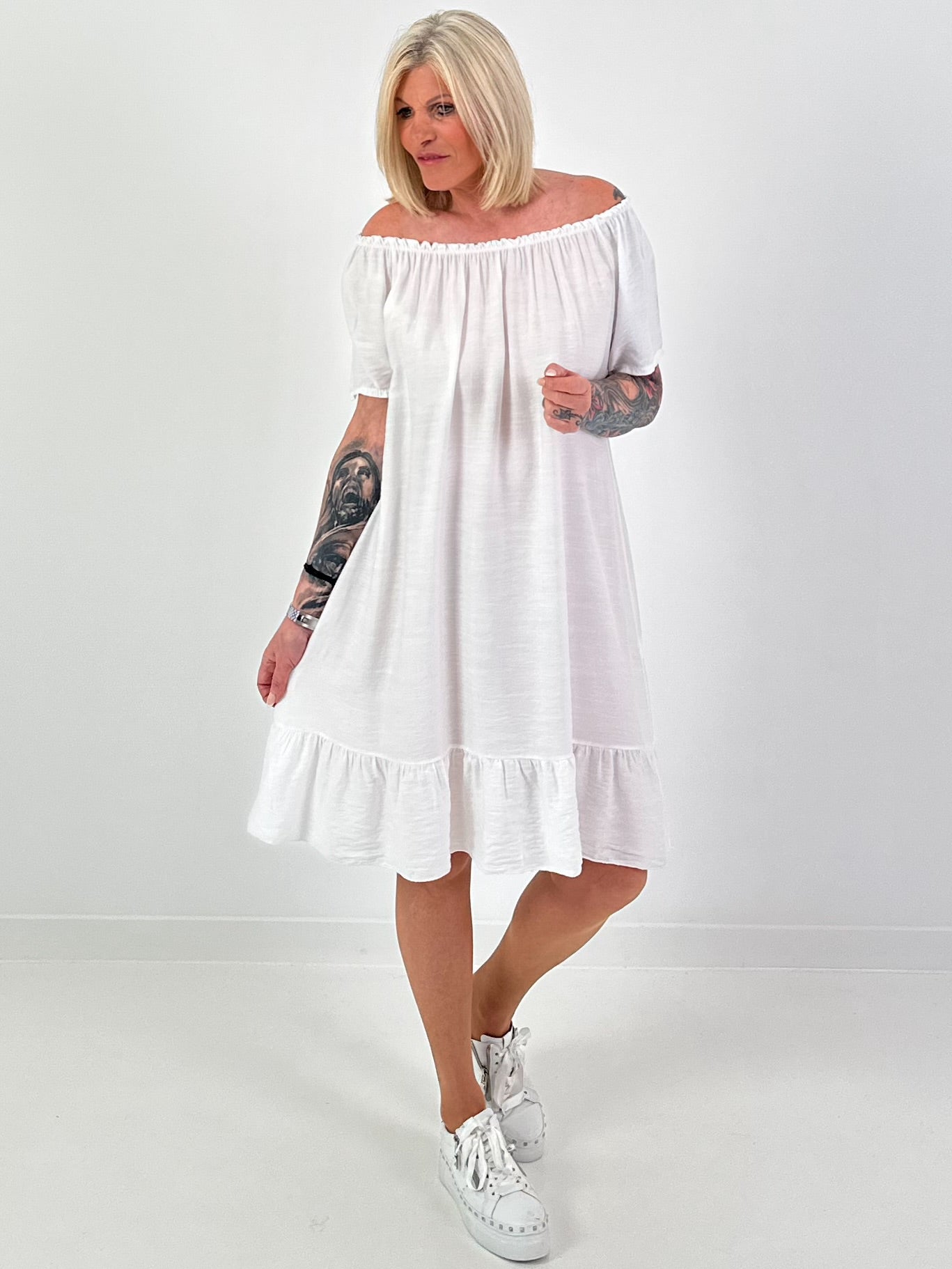 Dress with short sleeves and flounce - white