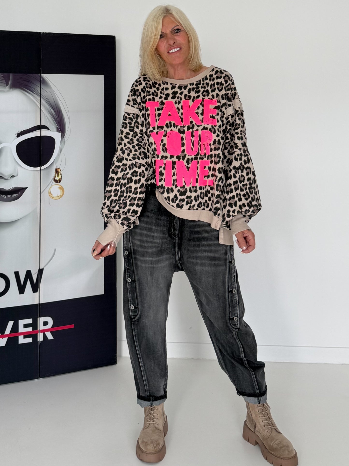 Oversized Sweater im Leoprint mit Schriftzug - beige