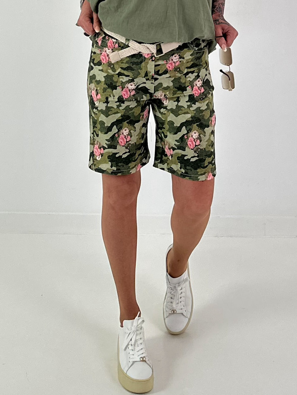Kurze Hose Camouflage mit floralen Details - khaki-mehrfarbig