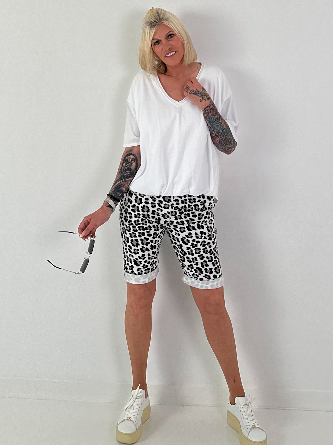 T-Shirt  mit gerafftem Saum - weiss