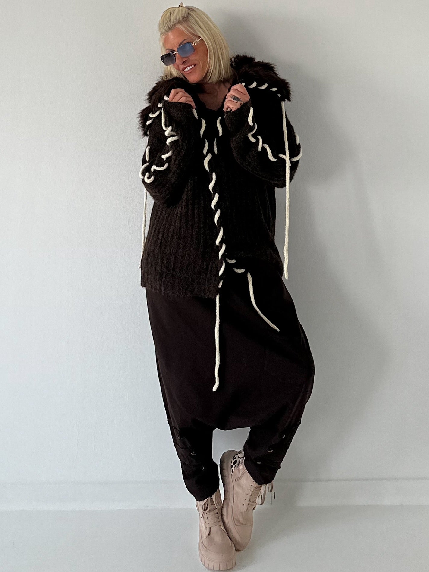 Cuddly knit cardigan with XXL fur collar - mocha