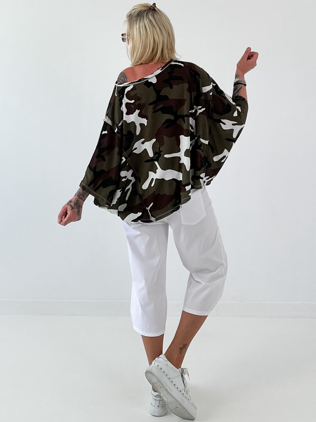 Sweatshirt model "Lace Whisper" - beige