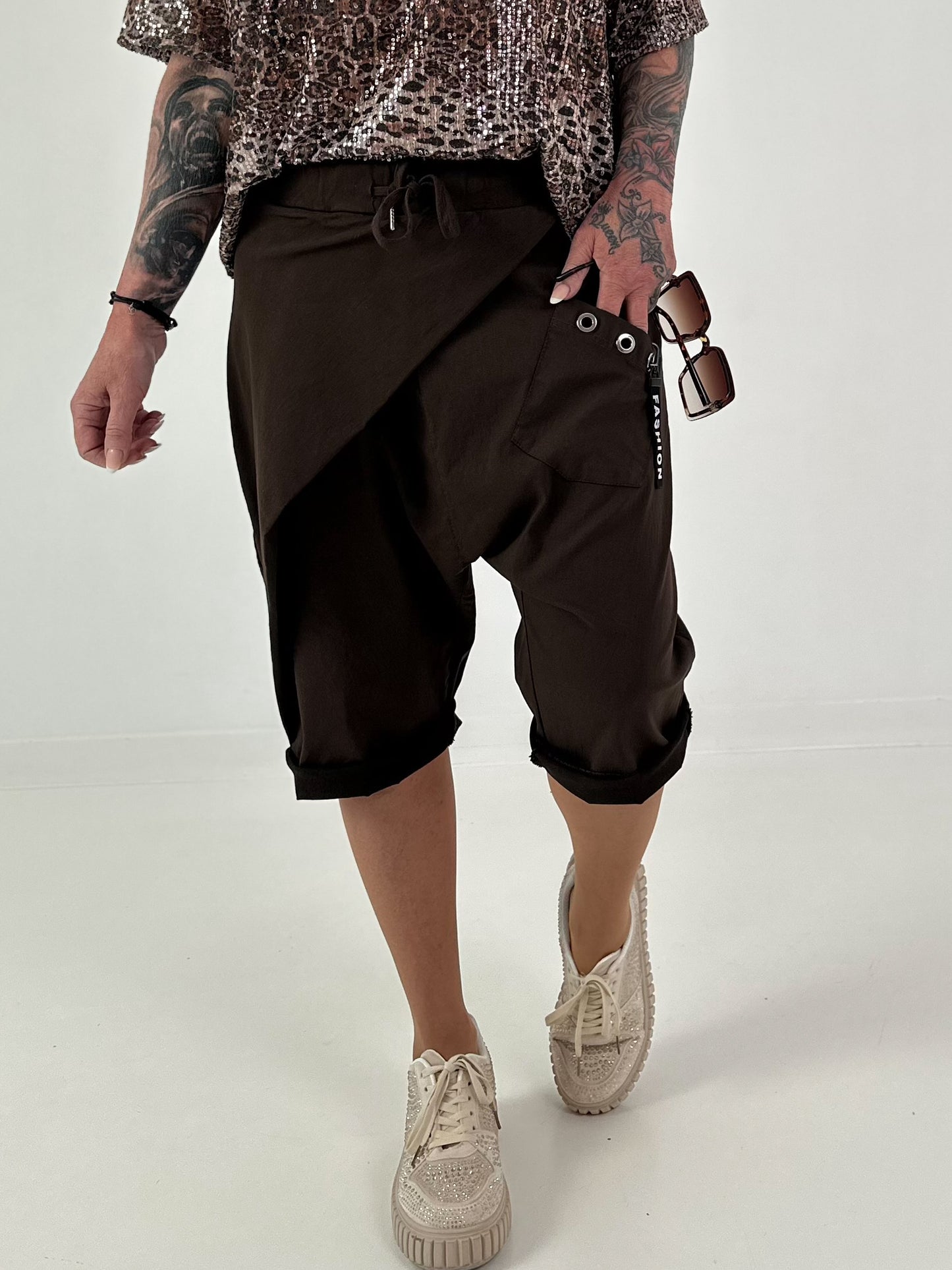 Baggy Short mit Überwurf und Tasche mit Details - schoko