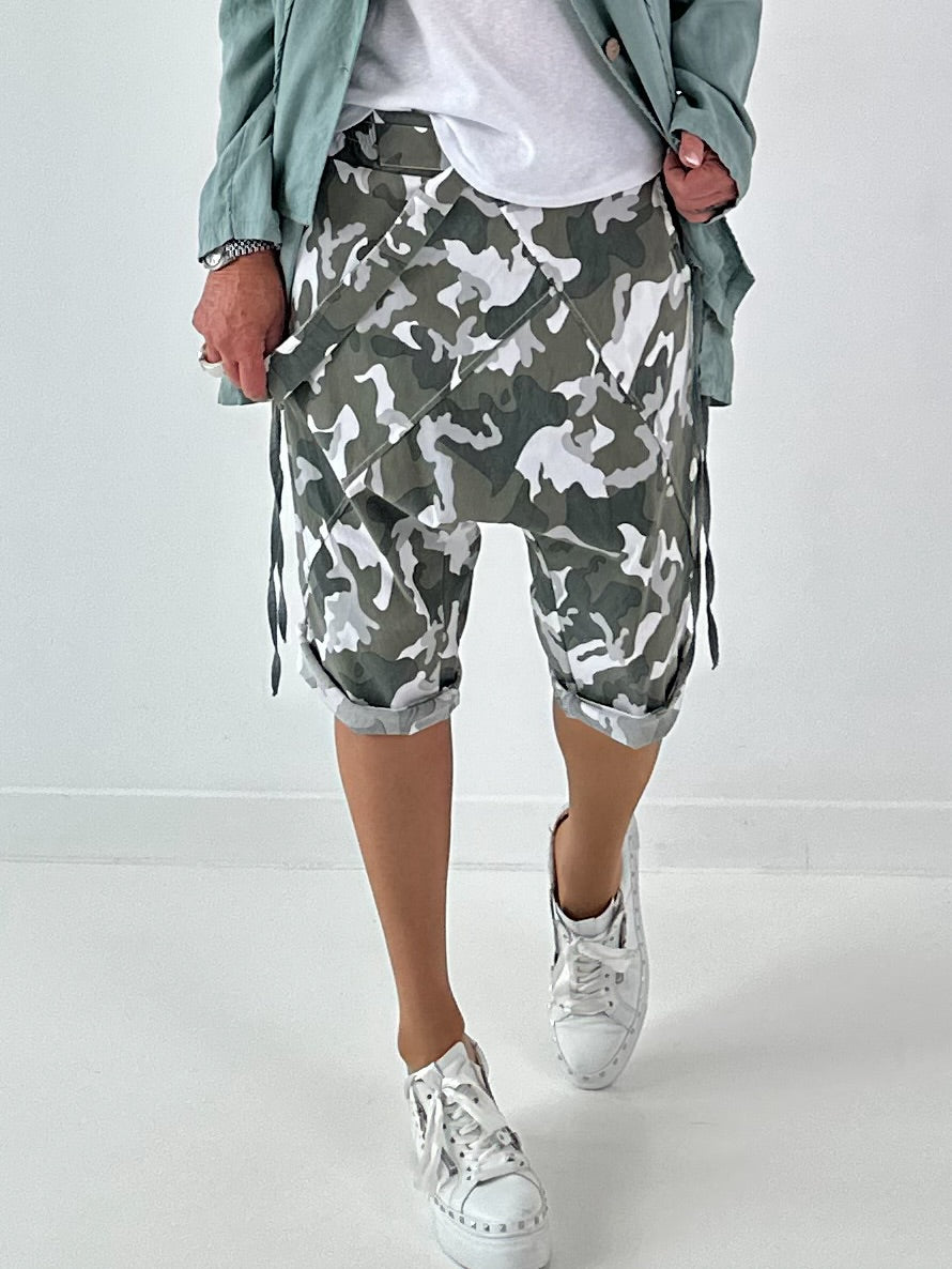Kurze Baggy Camouflage Look - khaki-weiss-mehrfarbig