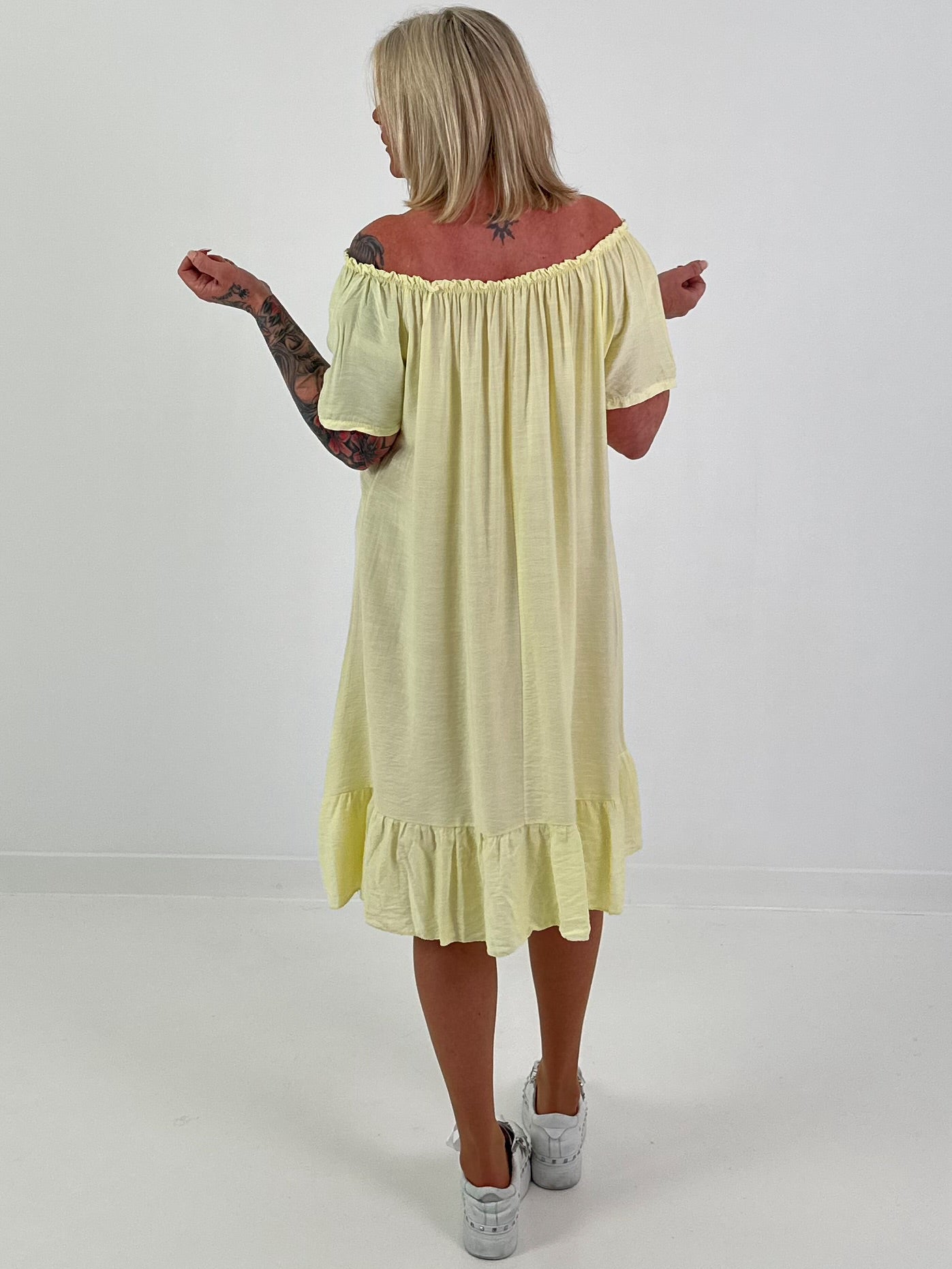 Kleid mit kurzen Ärmeln und Volant - gelb