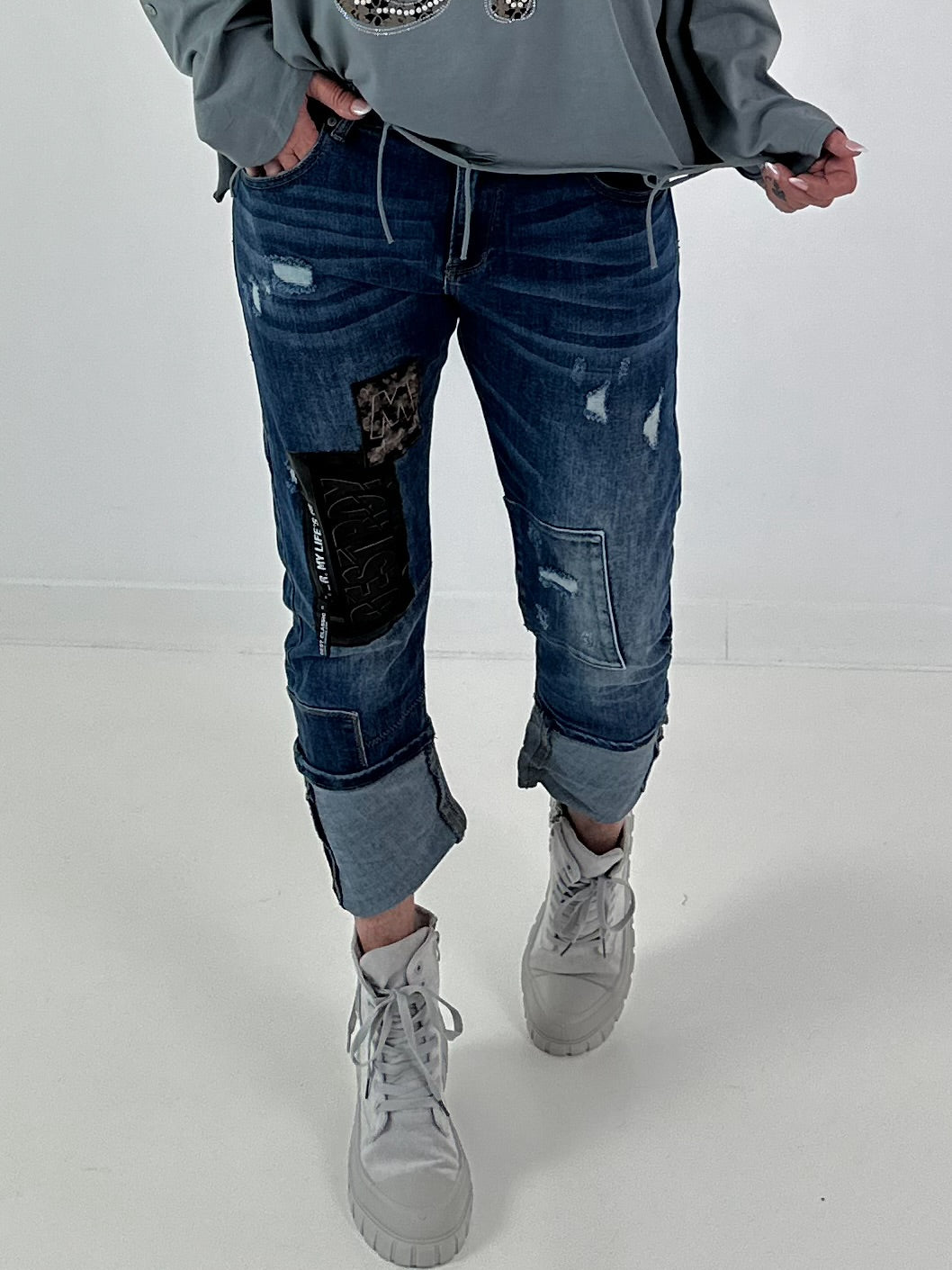 Destroyed Jeans mit aufwendigen Details - denim