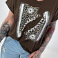 T-Shirt mit Leo Schuhprint - schoko