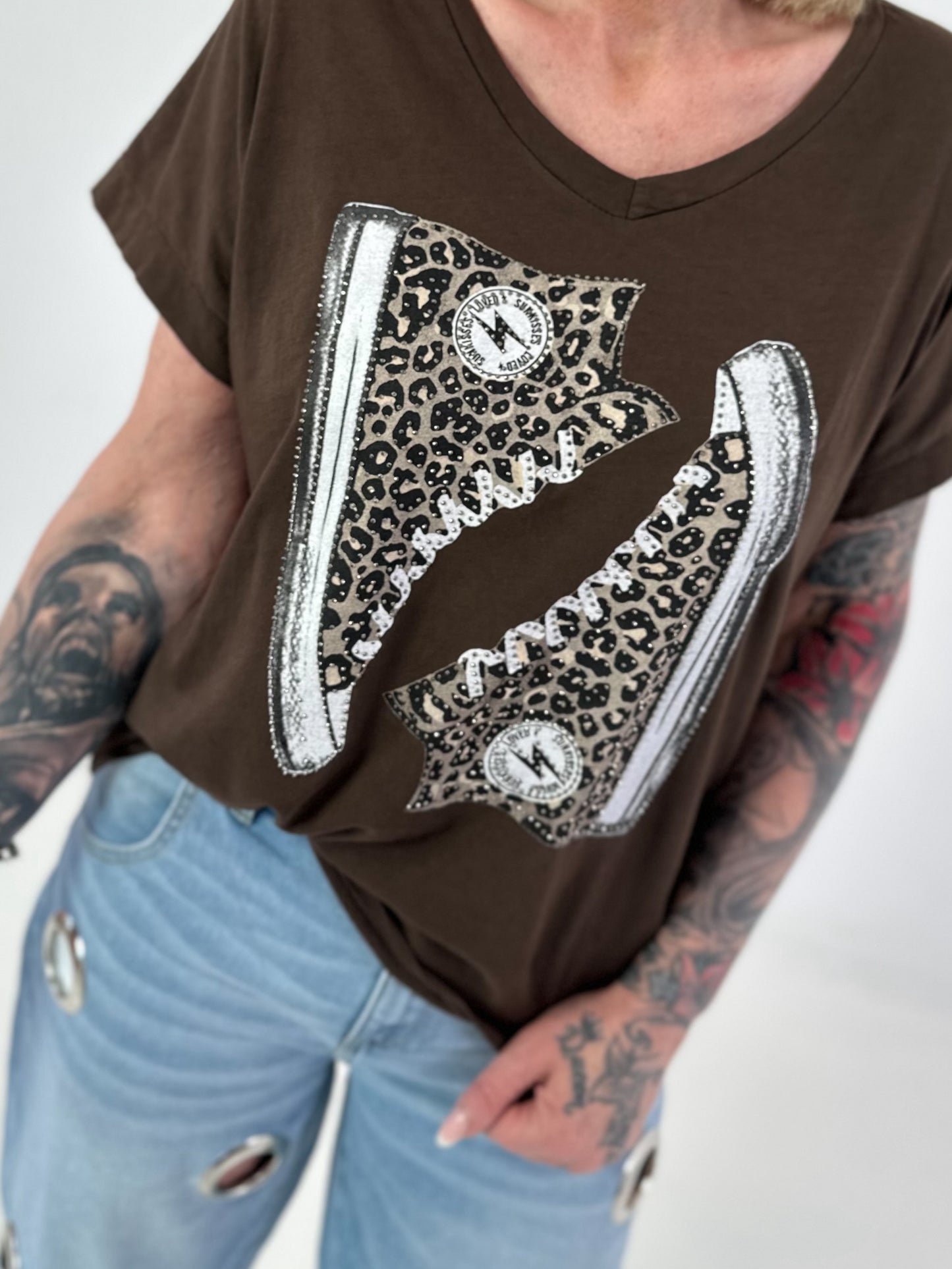 T-Shirt mit Leo Schuhprint - schoko