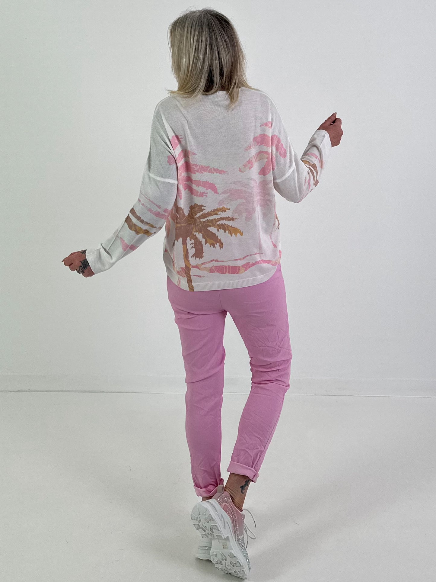 Fijn gebreide trui model "Palm Whisper" - wit-roze